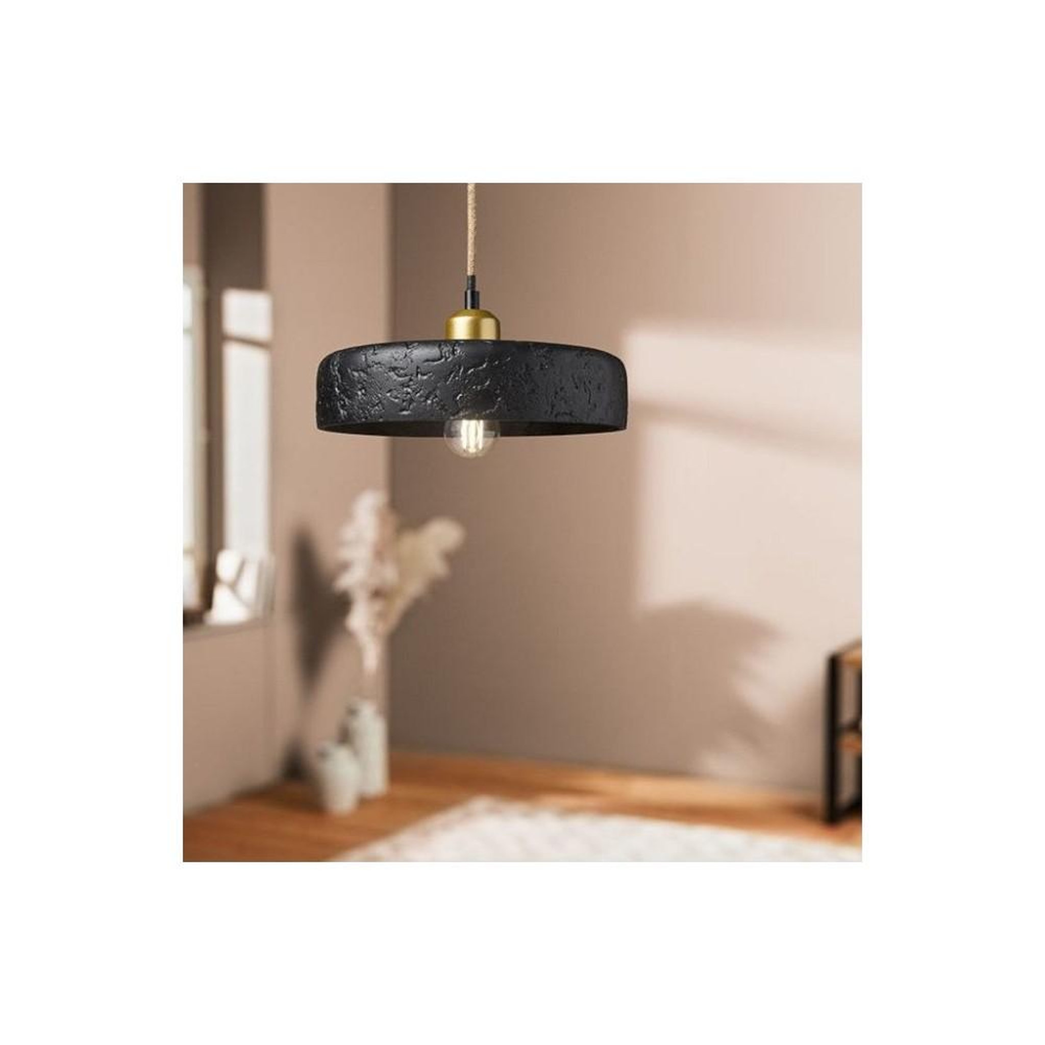 Voir la diapositive 2 : OSTARIA Suspension ciment et métal noire et dorée