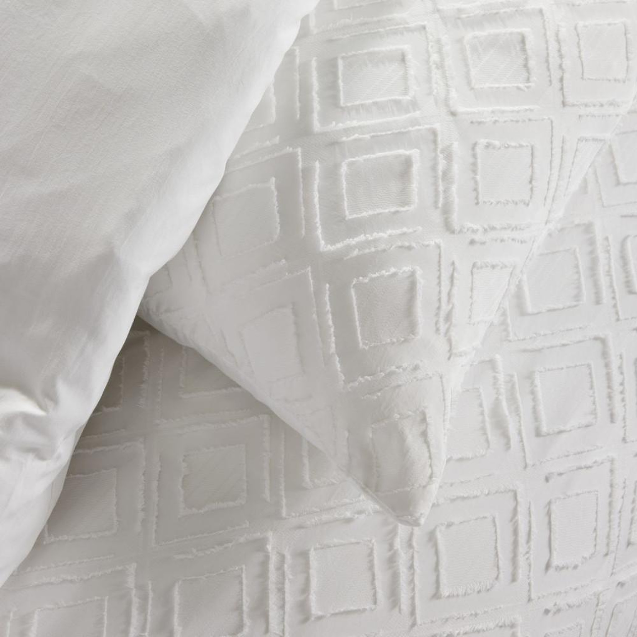 Voir la diapositive 3 : Today Parure de lit - TODAY - Essential - 2 personnes - 220 x 240 cm - Effet tufté losange blanc