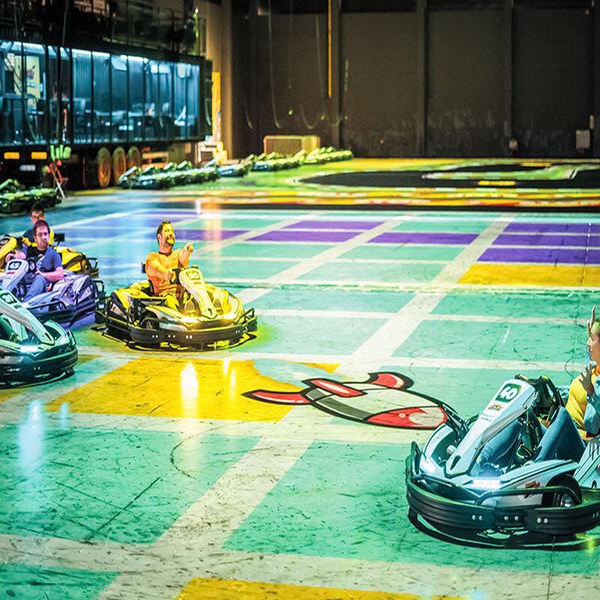Voir la diapositive 2 : Smartbox 3 sessions de karting intéractif pour 4 personnes près de tours - coffret cadeau sport & aventure