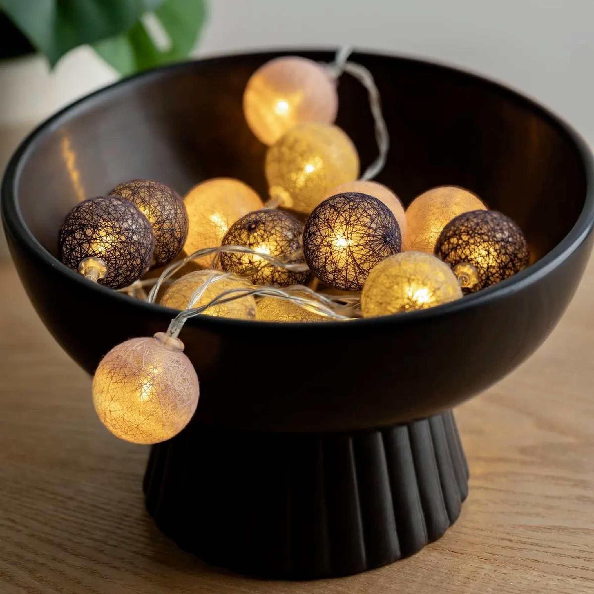 Voir la diapositive 2 : ATMOSPHERA Guirlande led 16 boules  pinky  255cm multicolore