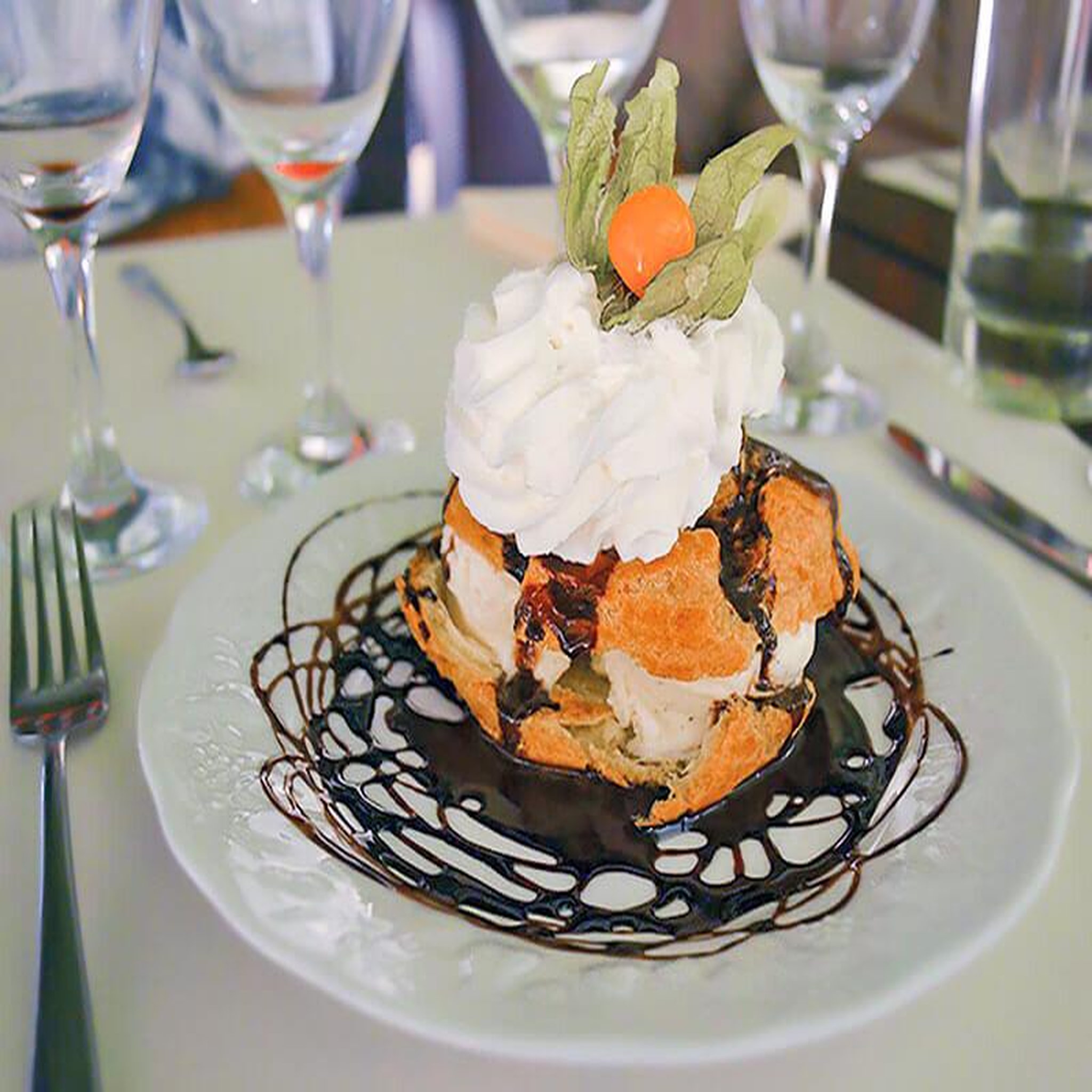 Voir la diapositive 3 : Smartbox Dîner romantique à 3 plats avec coupe de champagne - coffret cadeau gastronomie