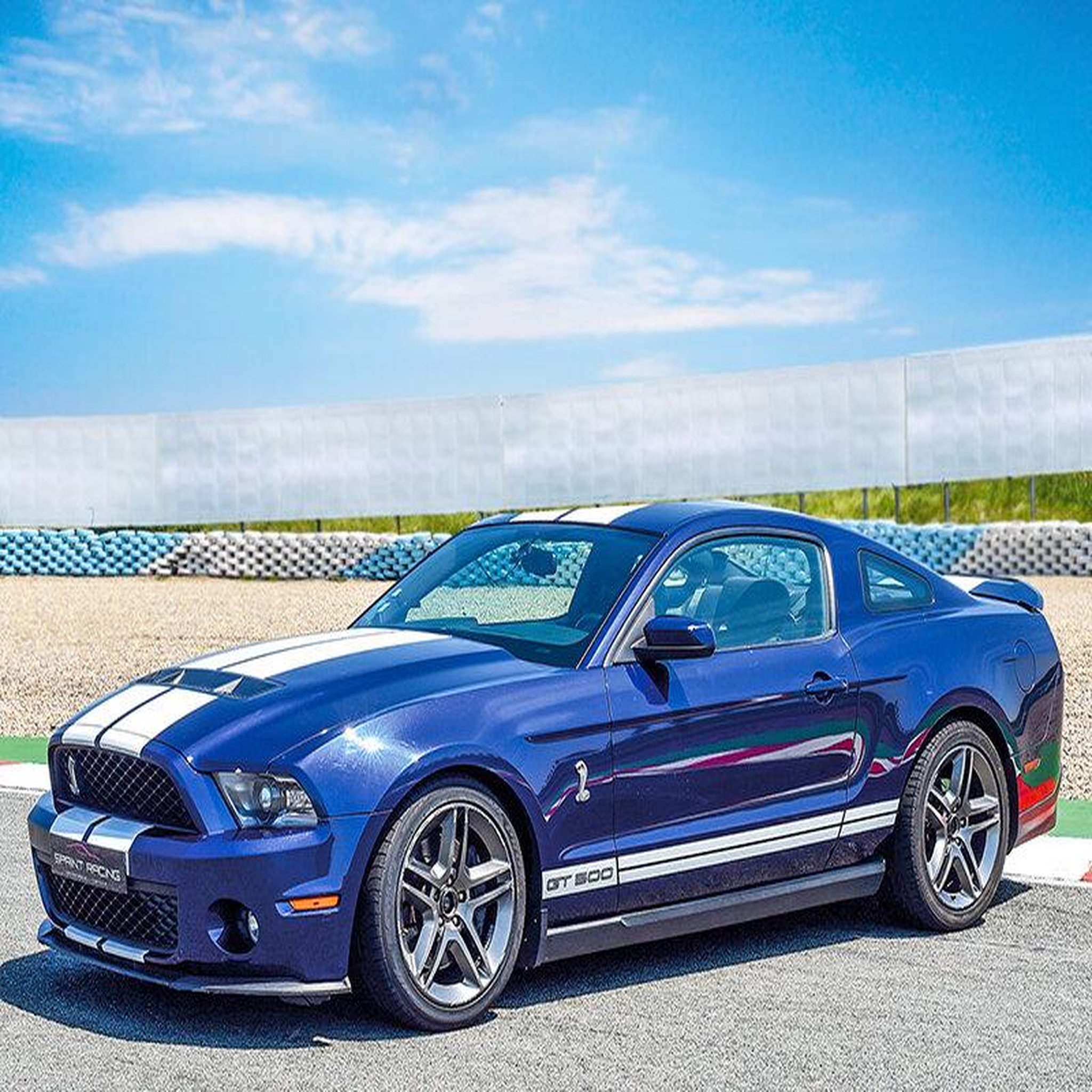 Voir la diapositive 2 : Smartbox Stage de pilotage : 5 tours sur le circuit de haute saintonge en ford mustang shelby gt500 - coffret cadeau sport & aventure