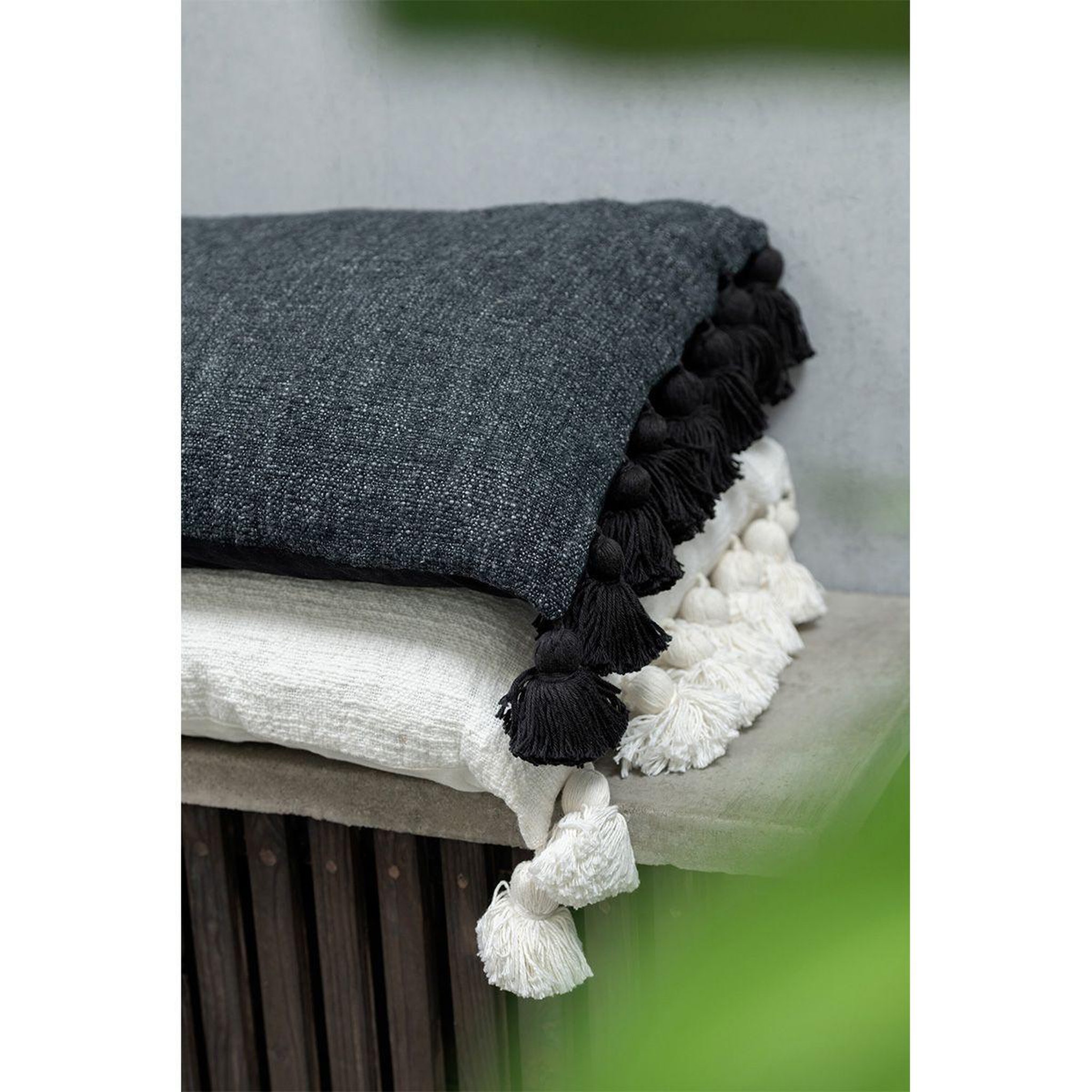 Voir la diapositive 3 : J-LINE Coussin déco pompons  bella  40x59cm noir
