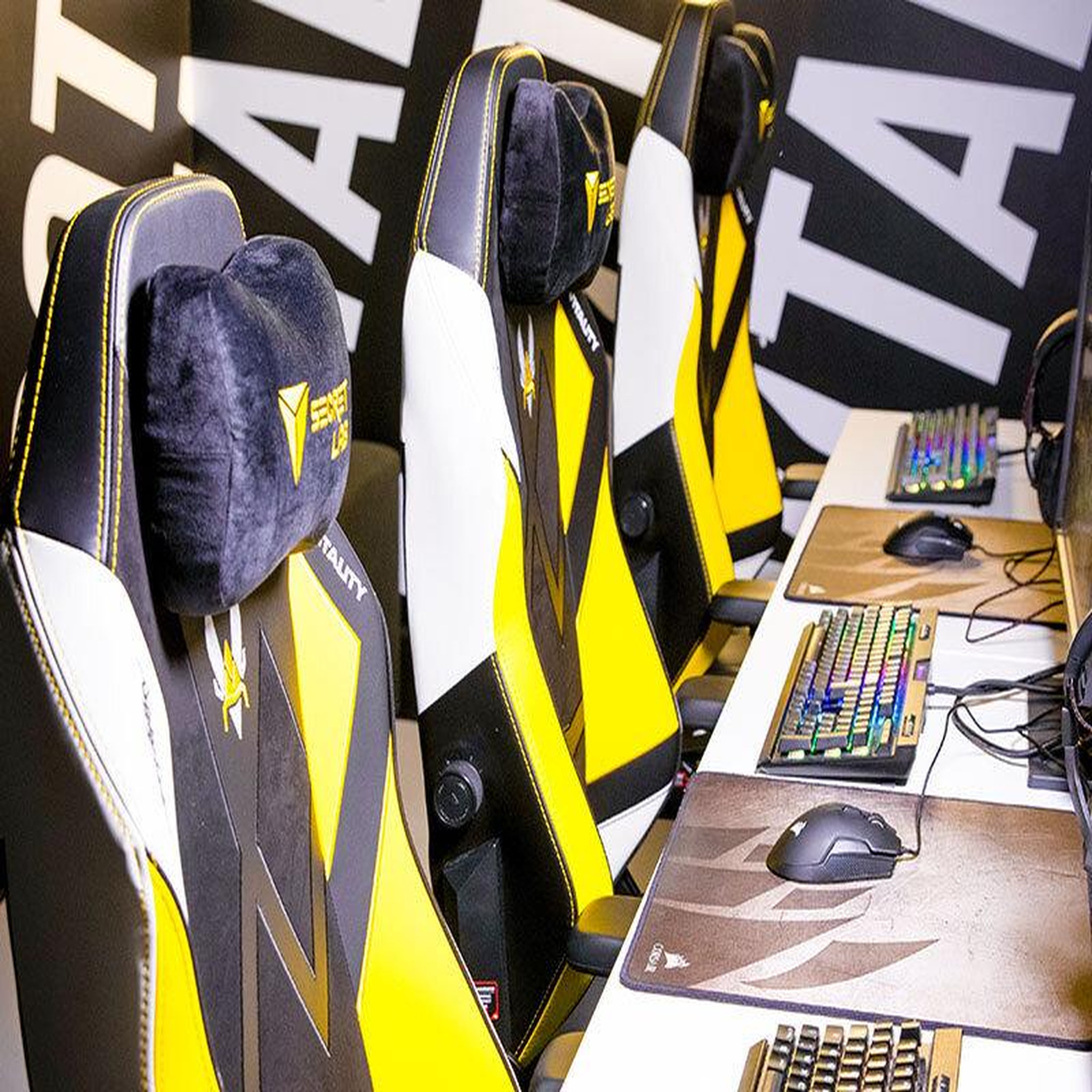 Voir la diapositive 2 : Smartbox E-sport à paris : 2h en espace privatif de team vitality pour 5 personnes - coffret cadeau sport & aventure