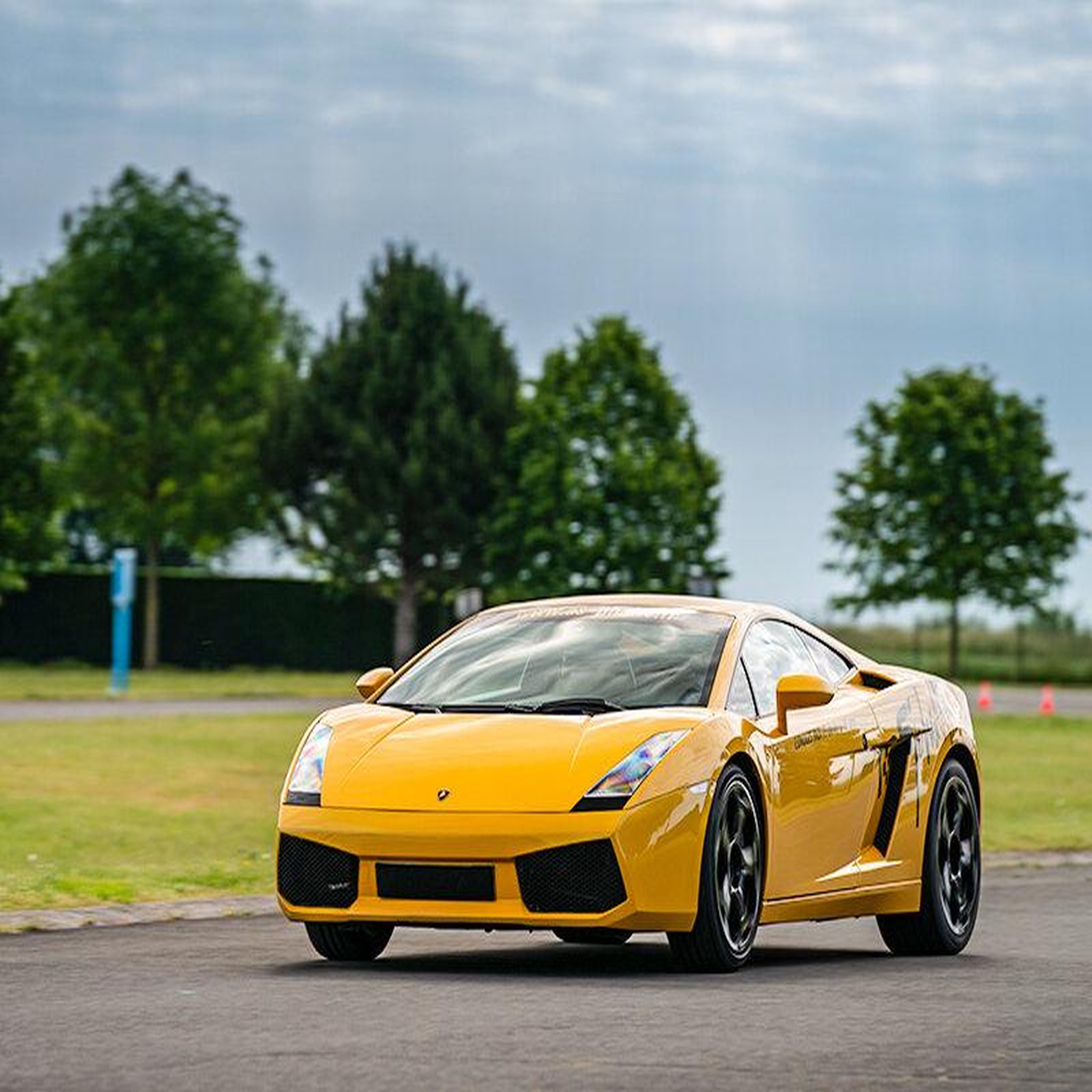Voir la diapositive 3 : Smartbox Pilotage pour enfant : 2 tours sur circuit en Lamborghini Gallardo - Coffret Cadeau Sport & Aventure
