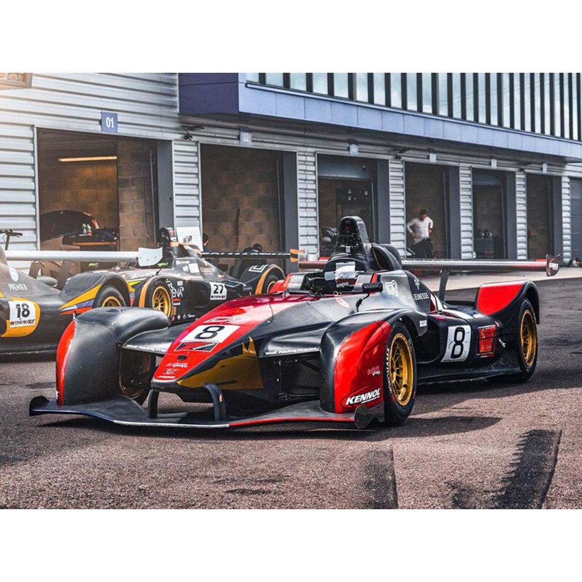 Smartbox Journée F1 : 2 sessions de pilotage en Wolf Thunder avec simulateur, visite et repas près d'Alès - Coffret Cadeau Sport & Aventure