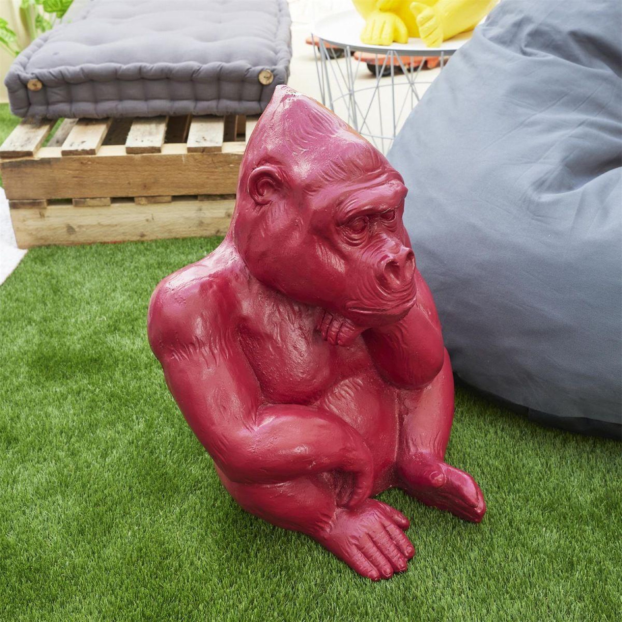 Voir la diapositive 2 : The Home Deco Factory Statuette Déco en Magnésie  Gorille II  54cm Rouge