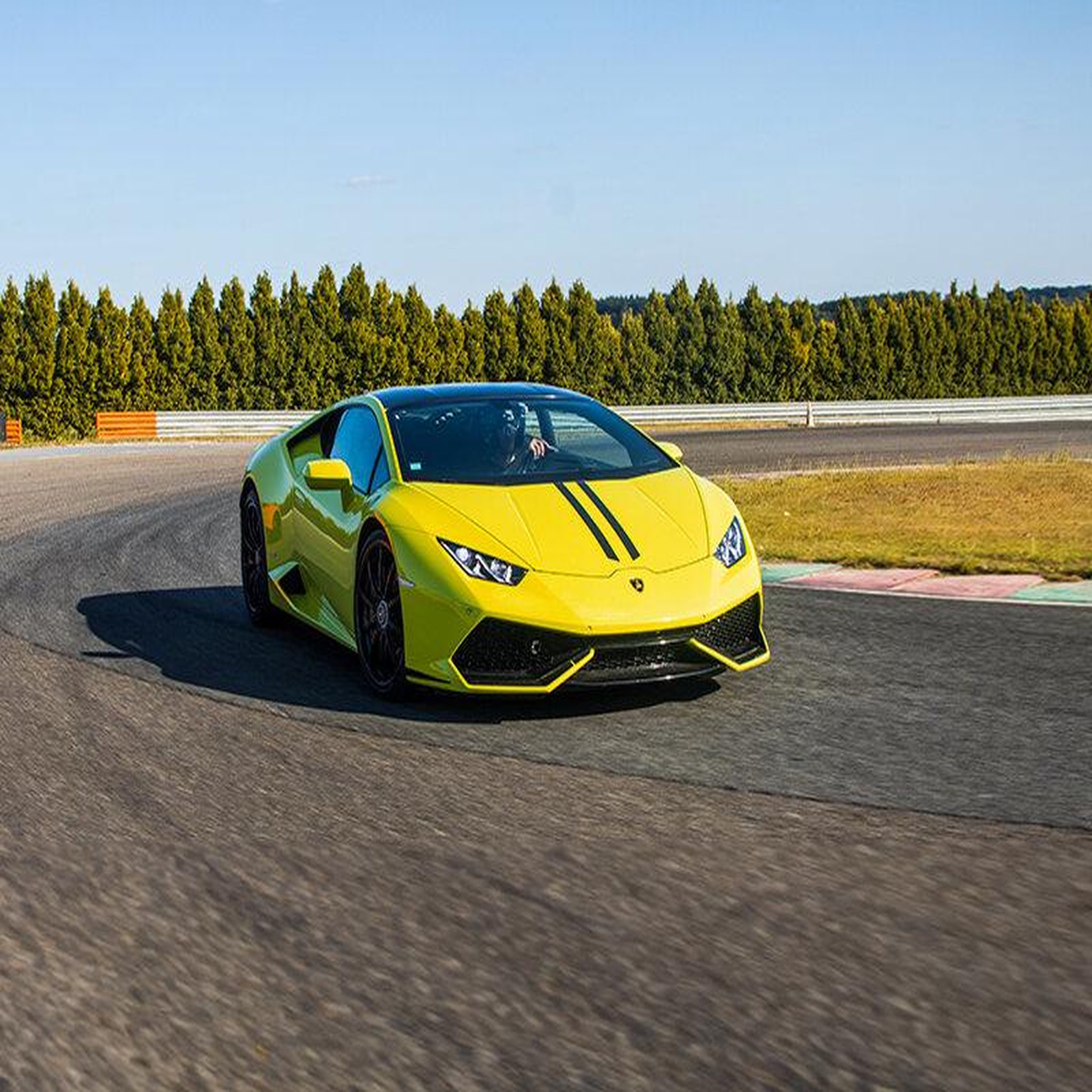 Voir la diapositive 3 : Smartbox Stage de pilotage multivolant : 2 tours en porsche, 2 tours en lamborghini huracan et 2 tours en ferrari 488 sur le circuit de trappes - coffret cadeau sport & aventure