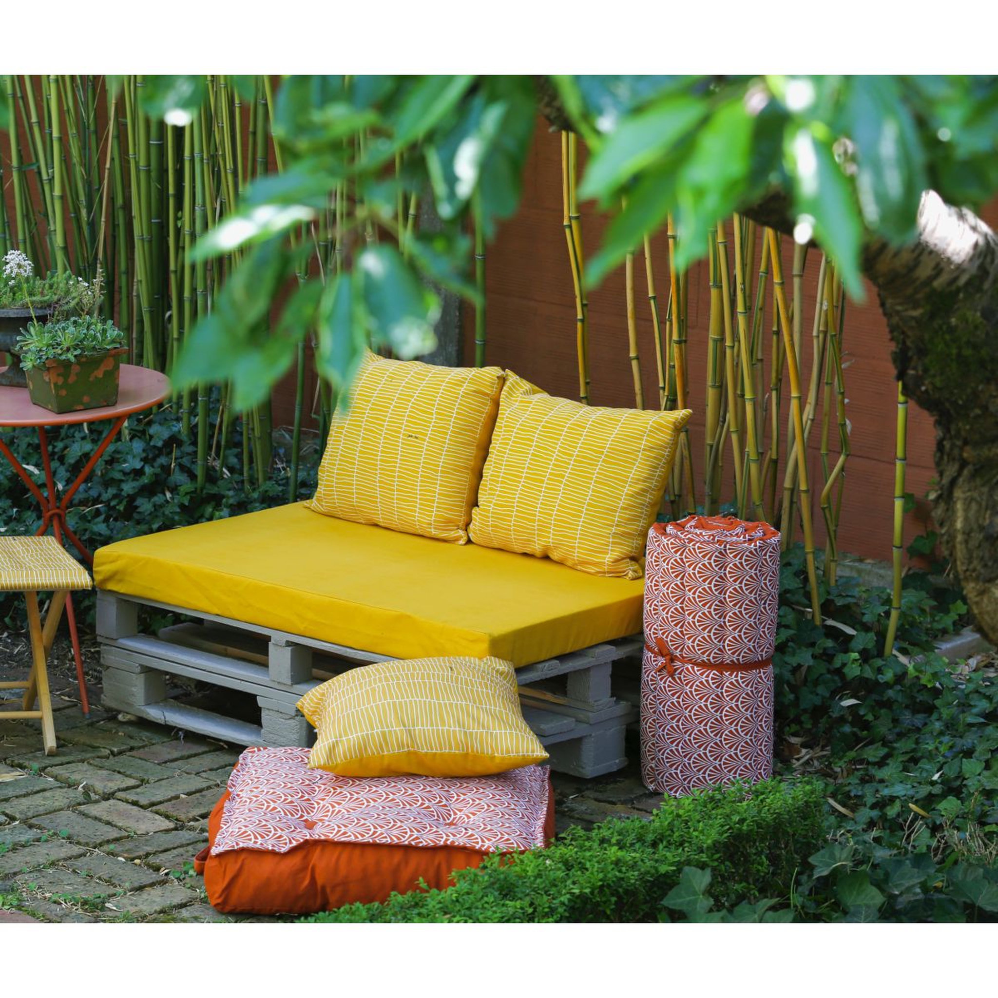 Voir la diapositive 2 : Jardin Privé Ensemble 3 coussins palette 1190x800x100 cm curcuma SUEDE
