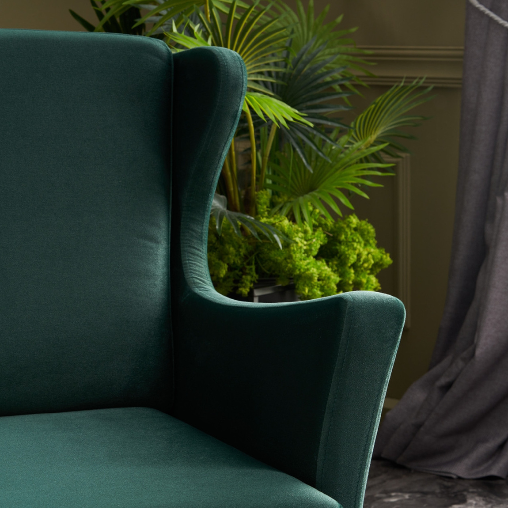 Voir la diapositive 5 : CONCEPT USINE Fauteuil à oreilles en velours vert williams