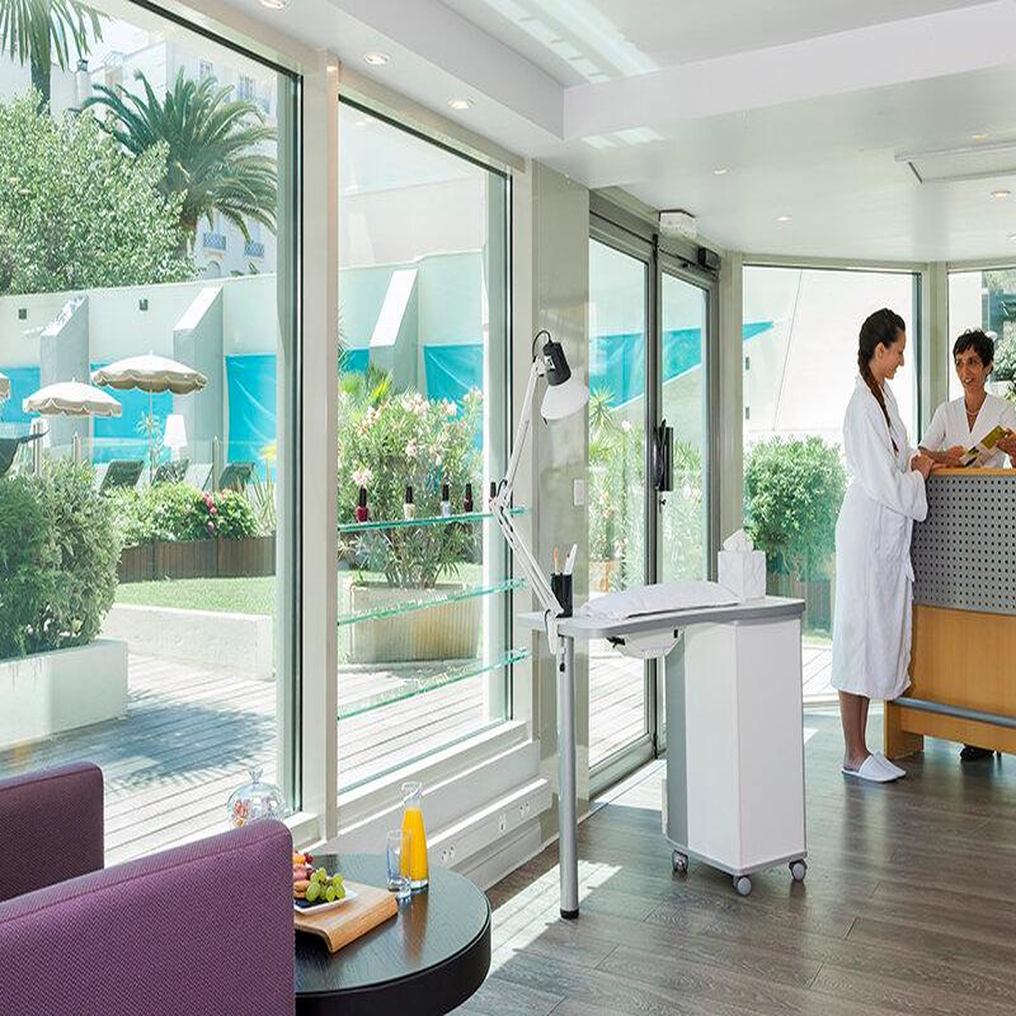 Voir la diapositive 4 : Smartbox 3 jours en hôtel 4* à cannes avec accès à l'espace détente - coffret cadeau séjour