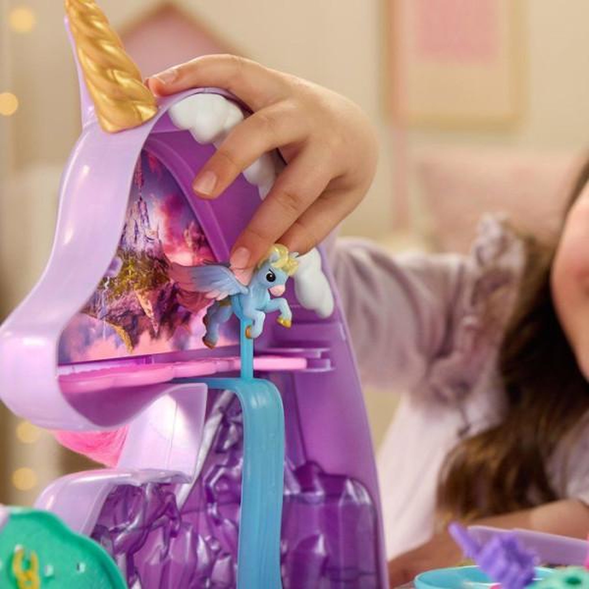 Voir la diapositive 6 : SPIN MASTER Tete a coiffer 2 en 1 Licorne Wildstar - Unicorn Academy - Se transforme en playset - SPIN MASTER - A partir De 4 Ans
