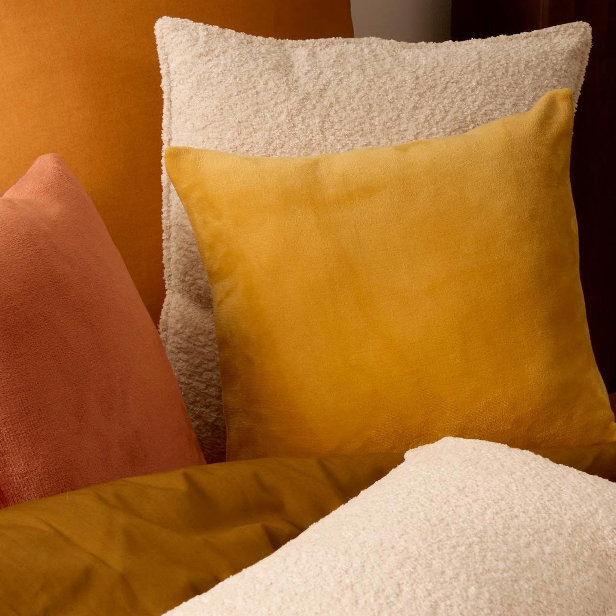 Voir la diapositive 5 : ATMOSPHERA Coussin en flanelle uni  ollis  38x38cm ocre