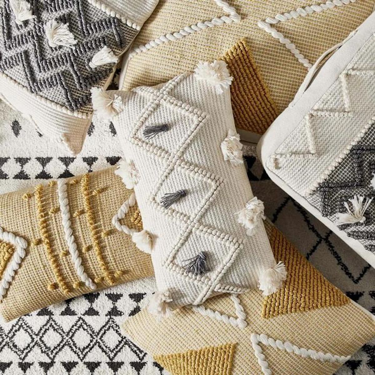 ATMOSPHERA Coussin Déco à Pompons  Row  30x50cm Gris