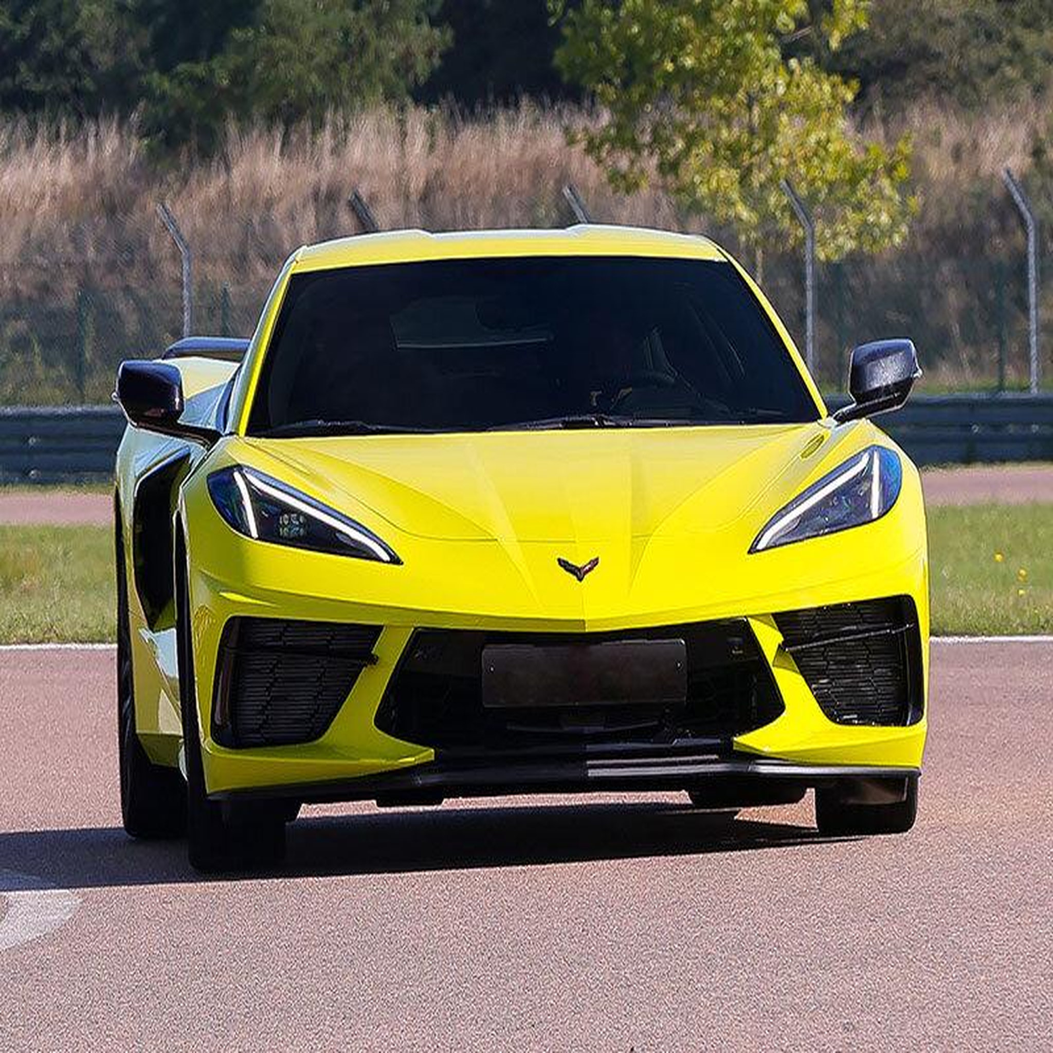 Voir la diapositive 2 : Smartbox Stage de pilotage : 3 tours sur le circuit d'alès en corvette c8 - coffret cadeau sport & aventure