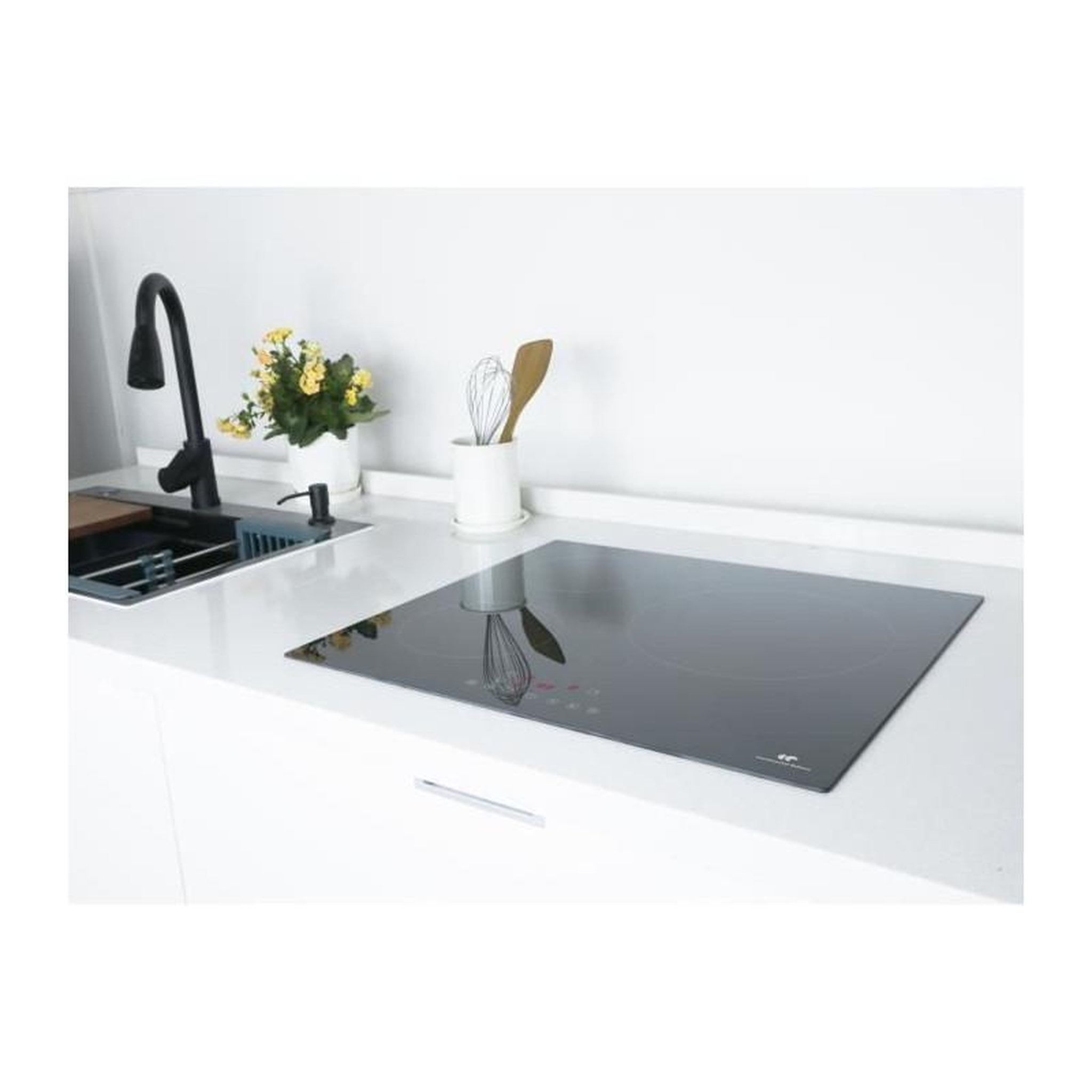 Voir la diapositive 2 : CONTINENTAL EDISON Table induction 3 zones 6600W 3 boosters 3 minuteurs noir