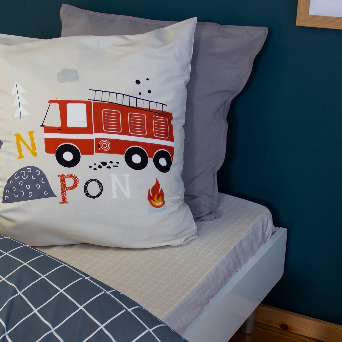 SWEEEK Parure de lit réversible PINPON 1 place imprimé thème pompier en microfibre. 140 x 200cm. 1 housse de couette. 1 taie d'oreiller