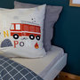 Voir la diapositive 3 : SWEEEK Parure de lit réversible PINPON 1 place imprimé thème pompier en microfibre. 140 x 200cm. 1 housse de couette. 1 taie d'oreiller