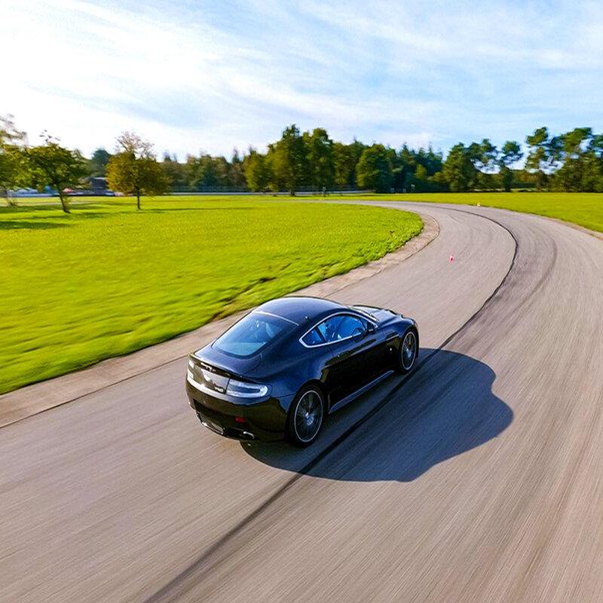 Voir la diapositive 3 : Smartbox Stage de pilotage : 5 tours sur le circuit de magny-cours en aston martin v8 vantage - coffret cadeau sport & aventure