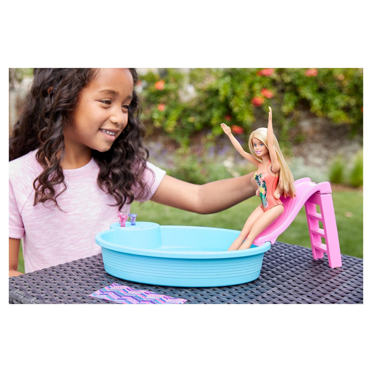 BARBIE Poupée Barbie et sa Piscine