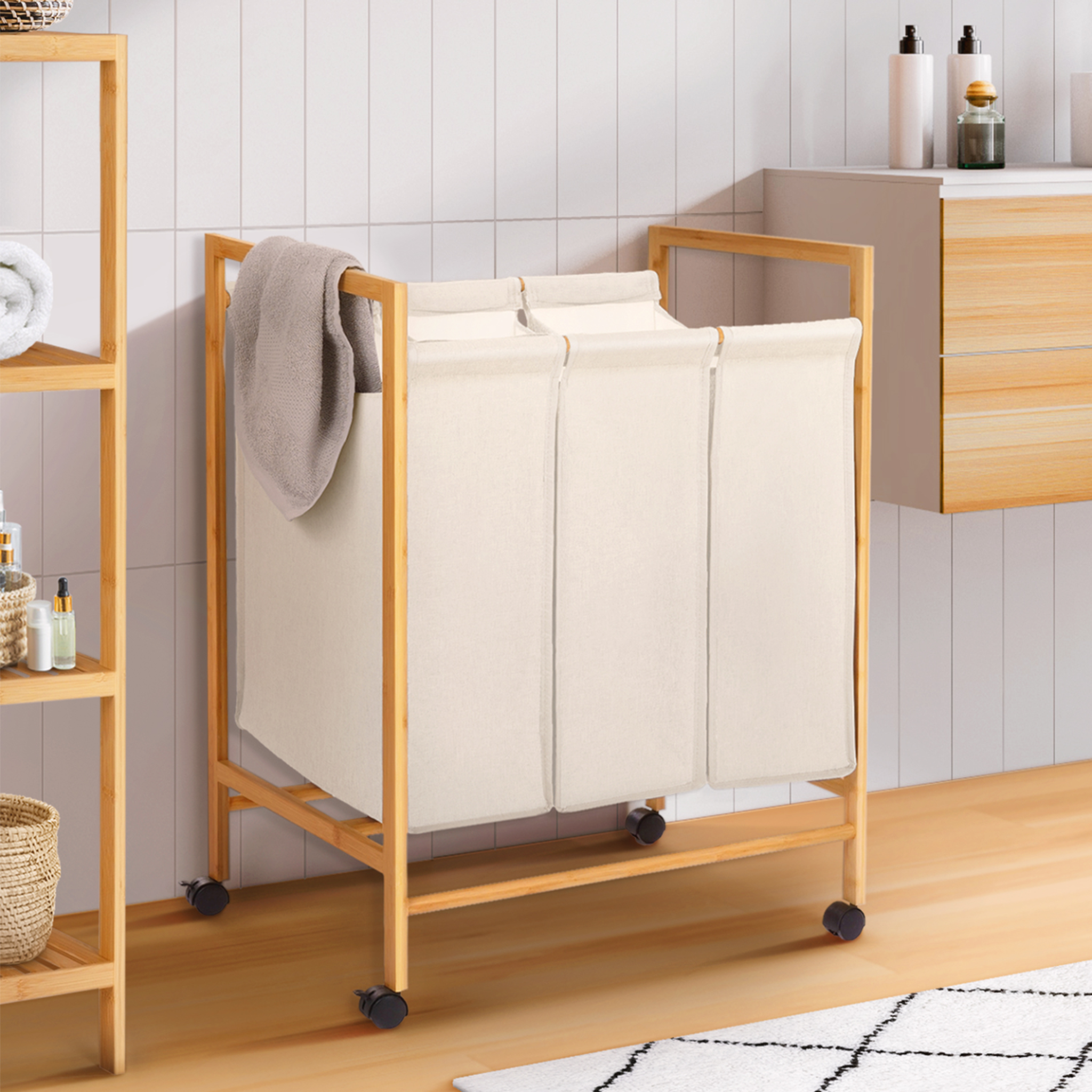 Voir la diapositive 2 : ID MARKET Panier à linge 3 compartiments bambou RITA tissu écru avec roulettes