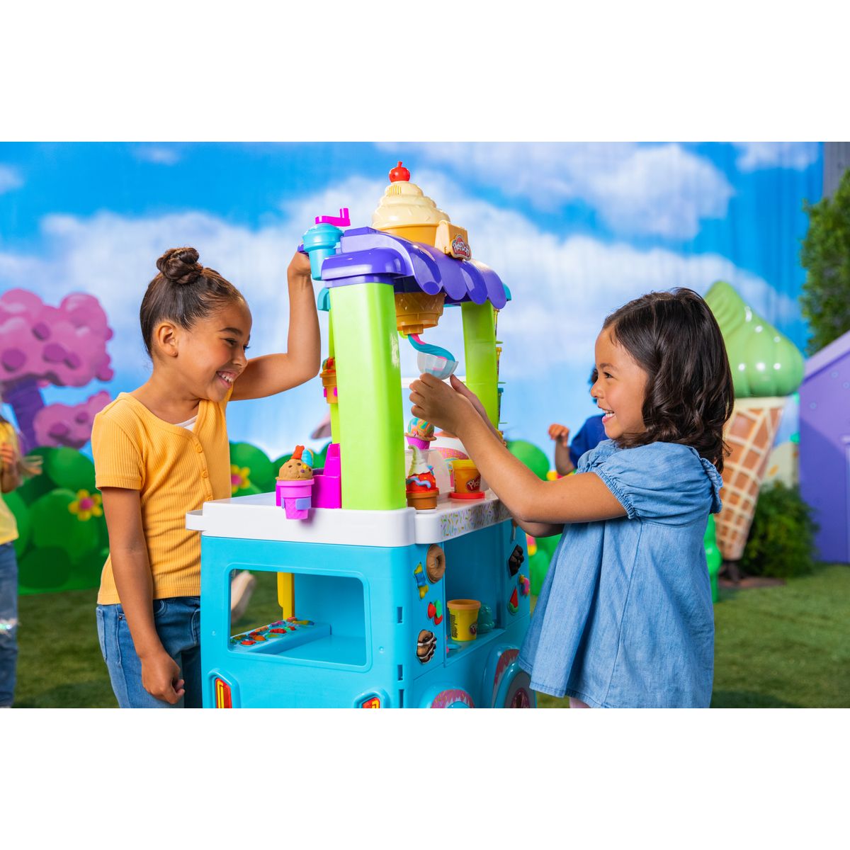 HASBRO Play-Doh Camion de glace géant, 27 accessoires et 12 pots de pâte à modeler, sons réalistes