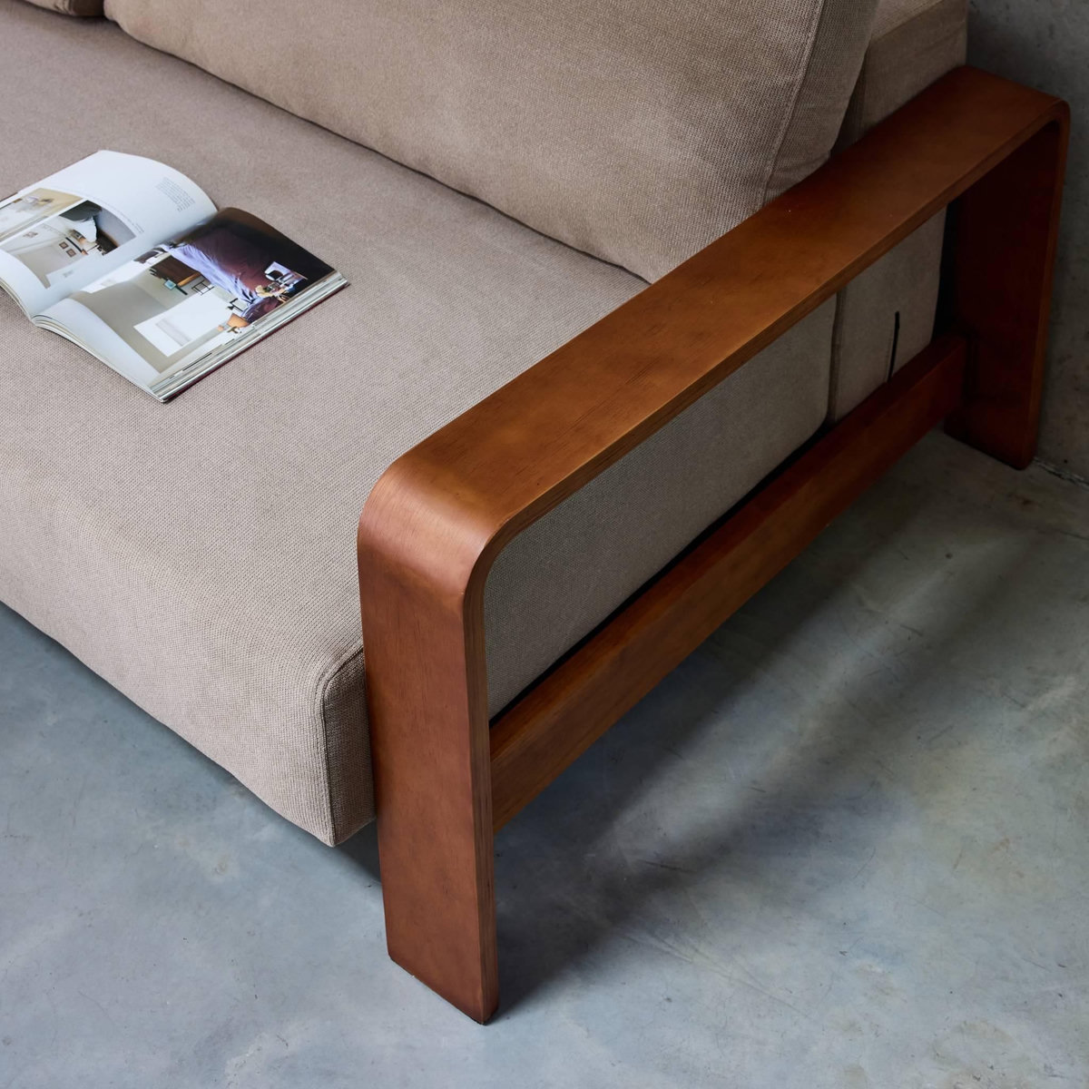 SWEEEK canapé convertible 3 places tissu beige déperlant et accoudoirs bois d'hévéa L 224 x P 108 x H 85cm