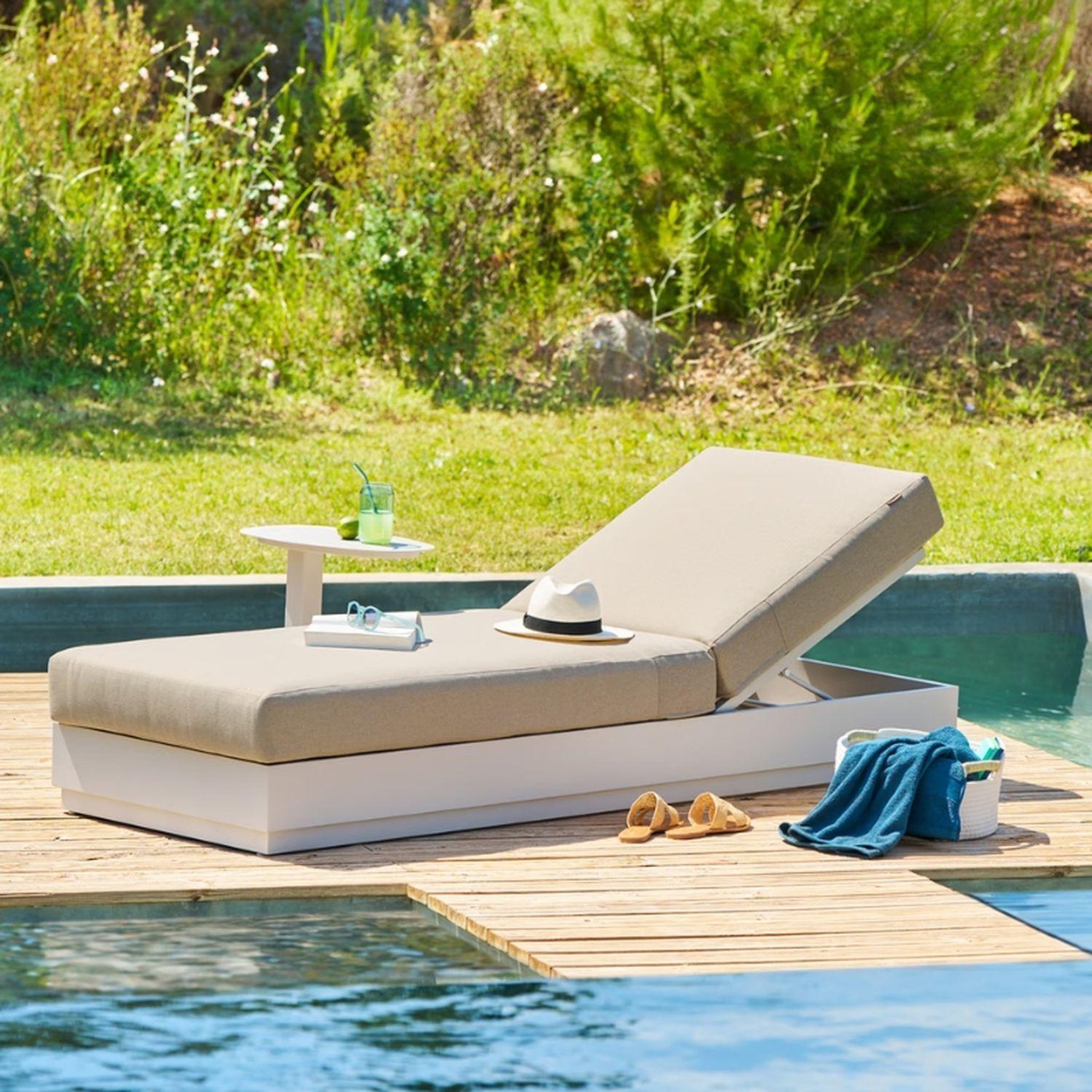 Voir la diapositive 2 : HESPERIDE Lit de piscine en aluminium et acier allure