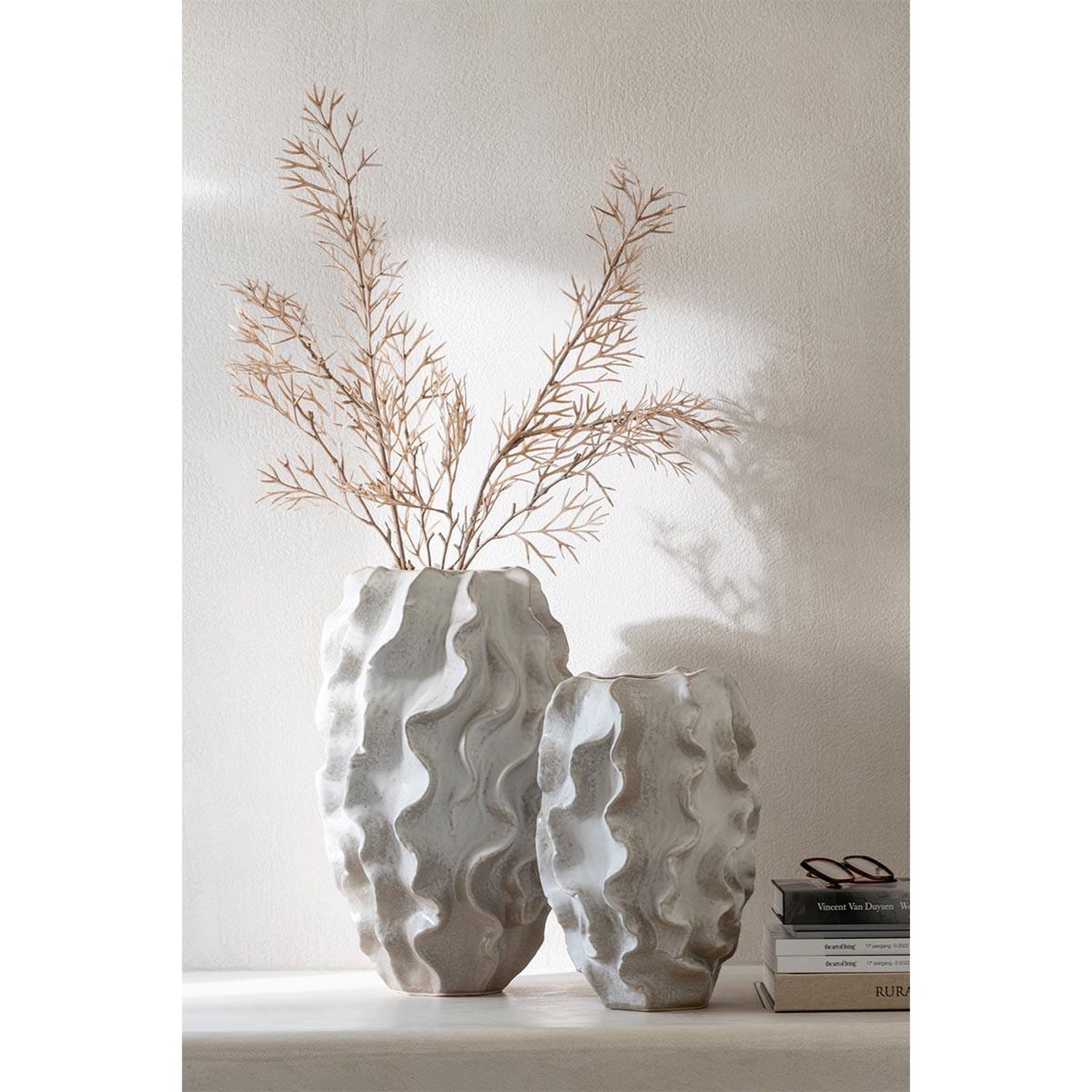 Voir la diapositive 4 : J-LINE Vase abstrait vagues  dewayne  37cm beige