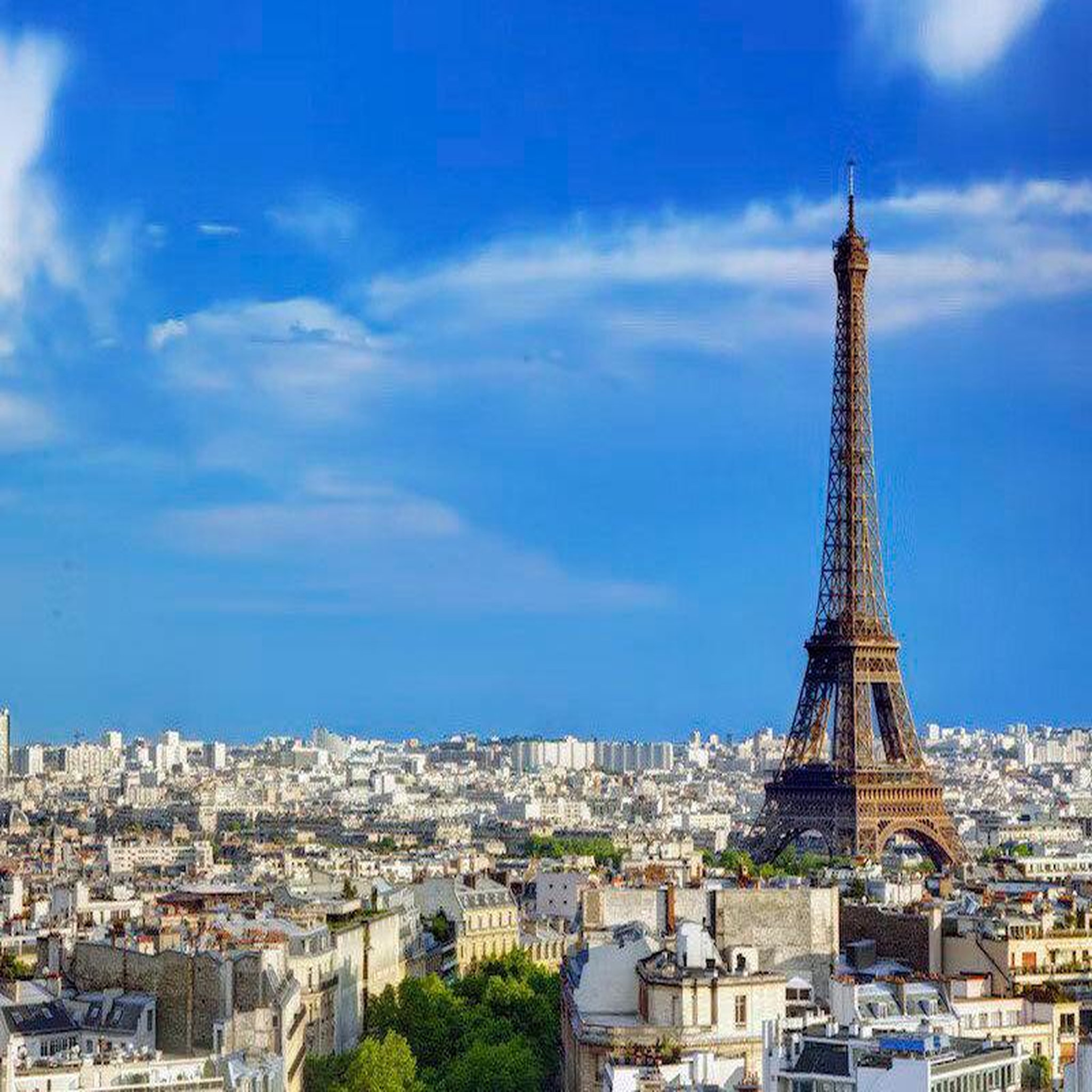 Voir la diapositive 3 : Smartbox Accès au sommet de la tour eiffel avec billet coupe-file et audio-guide pour 2 adultes et 1 enfant - coffret cadeau sport & aventure