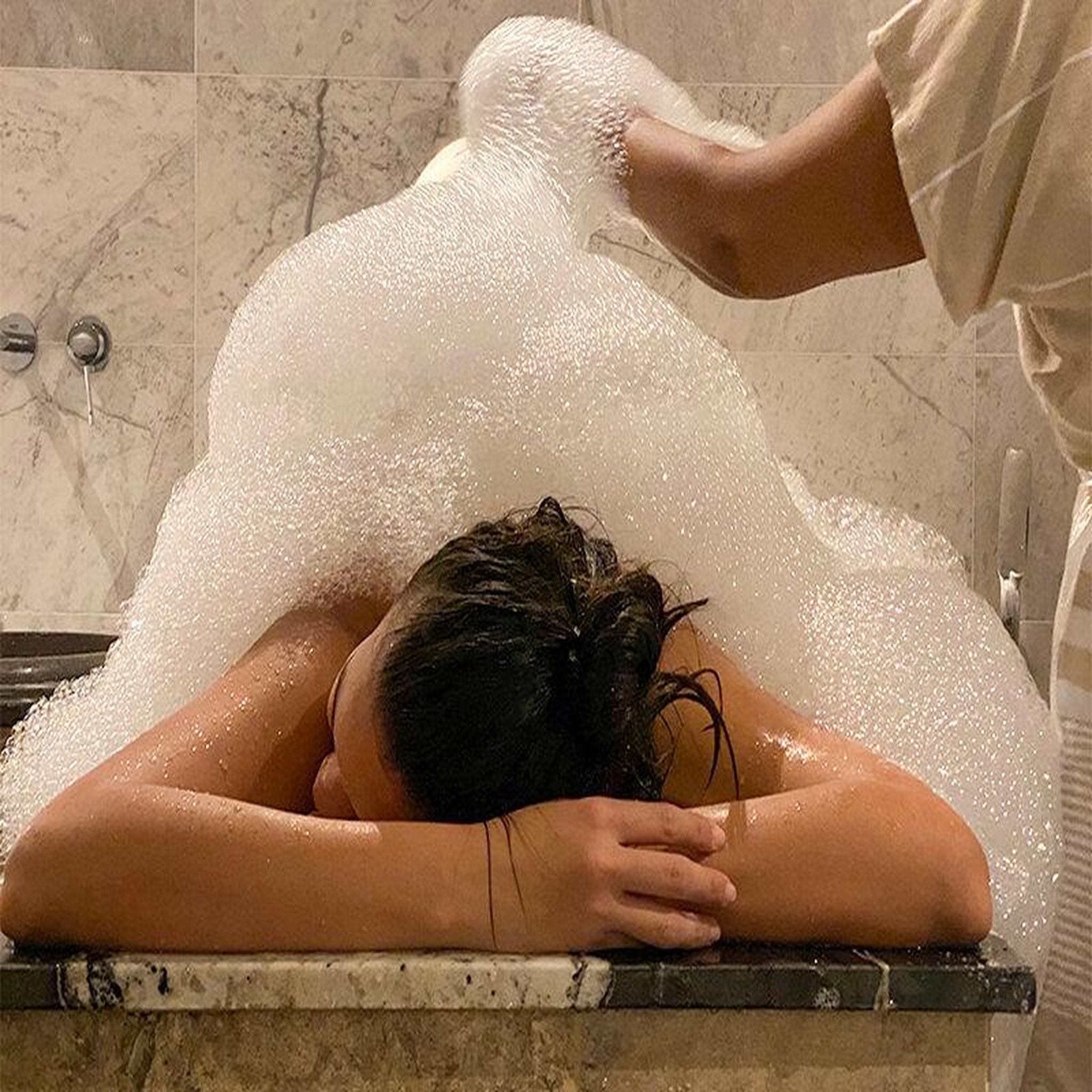 Voir la diapositive 3 : Smartbox Détente en duo à Bagnolet : gommage et accès au spa avec piscine, hammam et sauna - Coffret Cadeau Bien-être