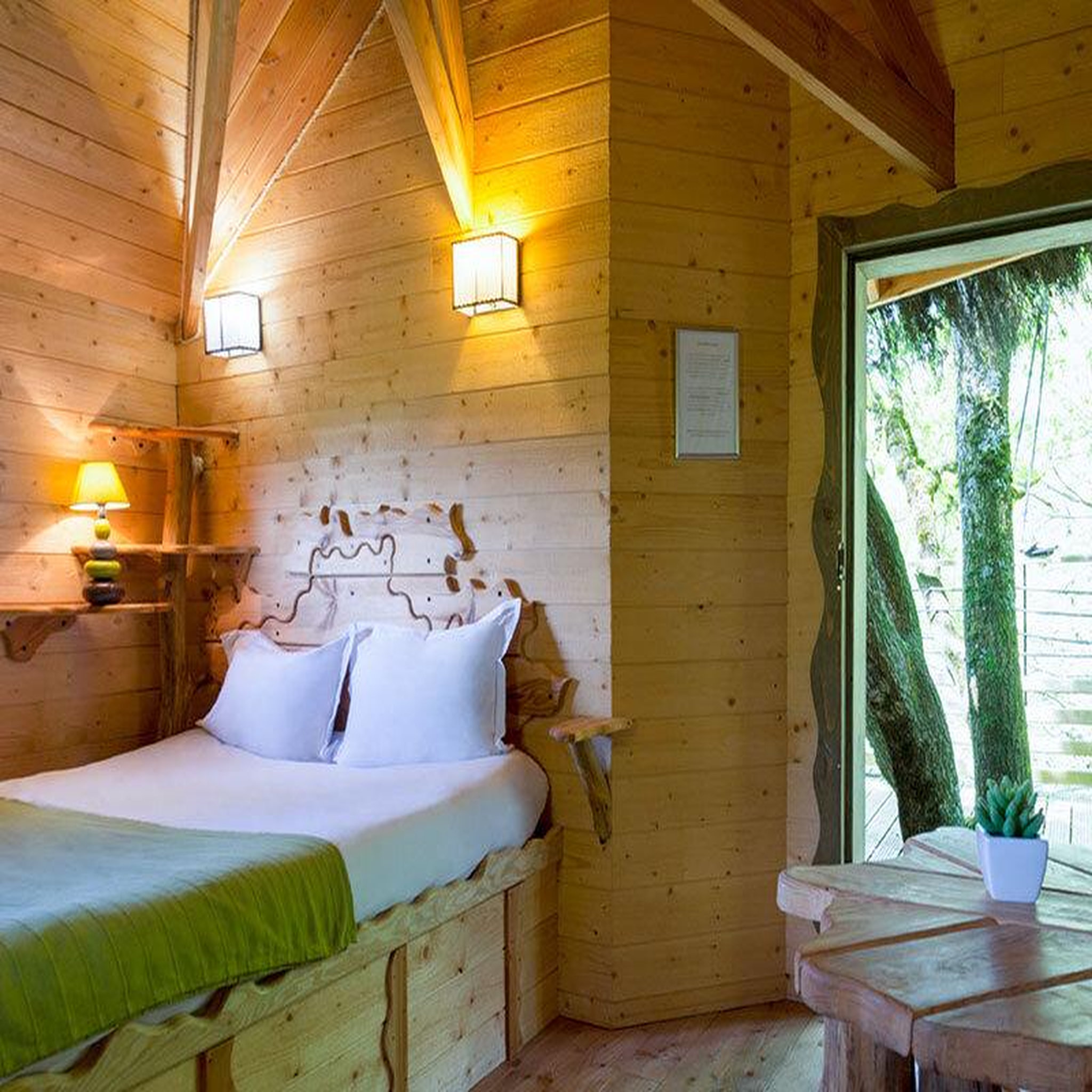 Voir la diapositive 2 : Smartbox Séjour insolite près d'aurillac : 2 jours en cabane dans les arbres avec bain bouillonnant - coffret cadeau séjour