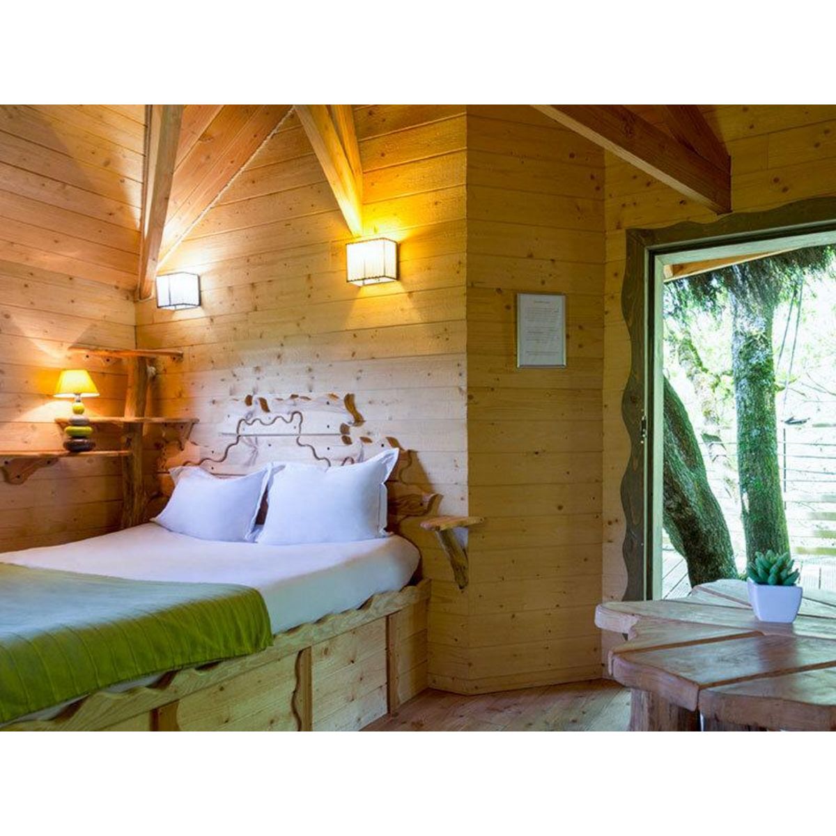 Smartbox Séjour insolite près d'Aurillac : 2 jours en cabane dans les arbres avec bain bouillonnant - Coffret Cadeau Séjour