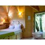 Voir la diapositive 2 : Smartbox Séjour insolite près d'Aurillac : 2 jours en cabane dans les arbres avec bain bouillonnant - Coffret Cadeau Séjour