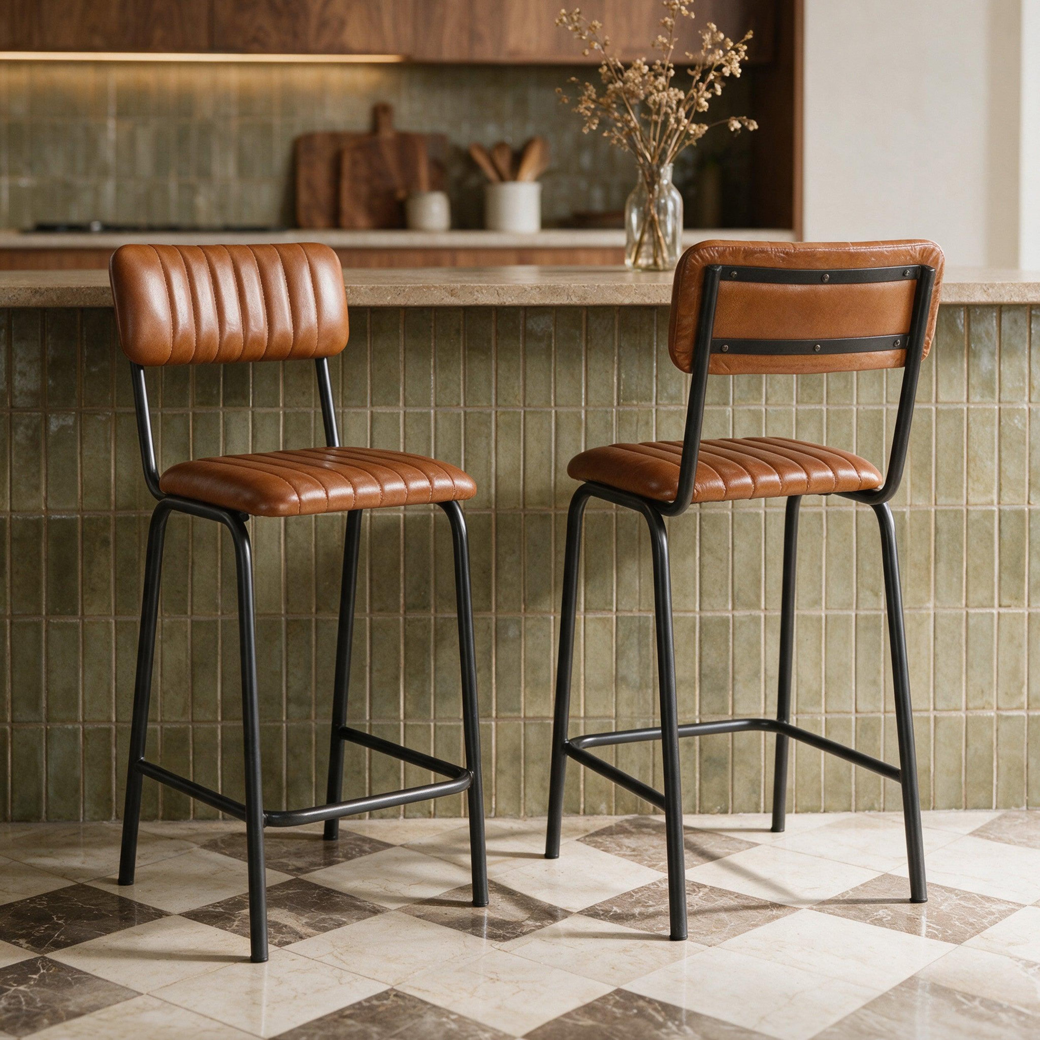 Voir la diapositive 2 : MAISON PAVANE Lot de 2 chaises pour îlot central 65 cm en cuir de buffle marron-Arsène