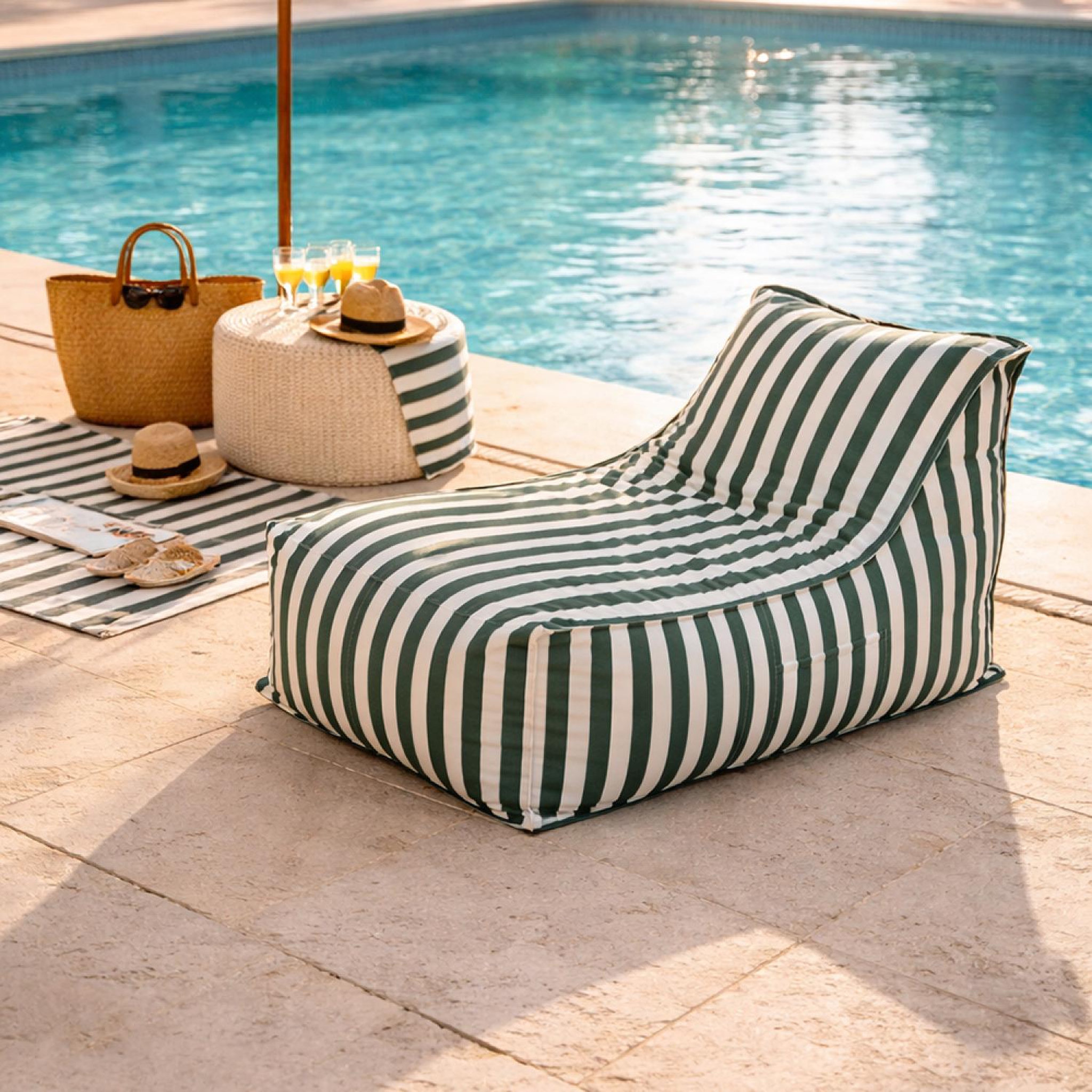 Voir la diapositive 5 : CONCEPT USINE Pouf exterieur rayé vert en tissu déperlant 100x65x65 cm positano