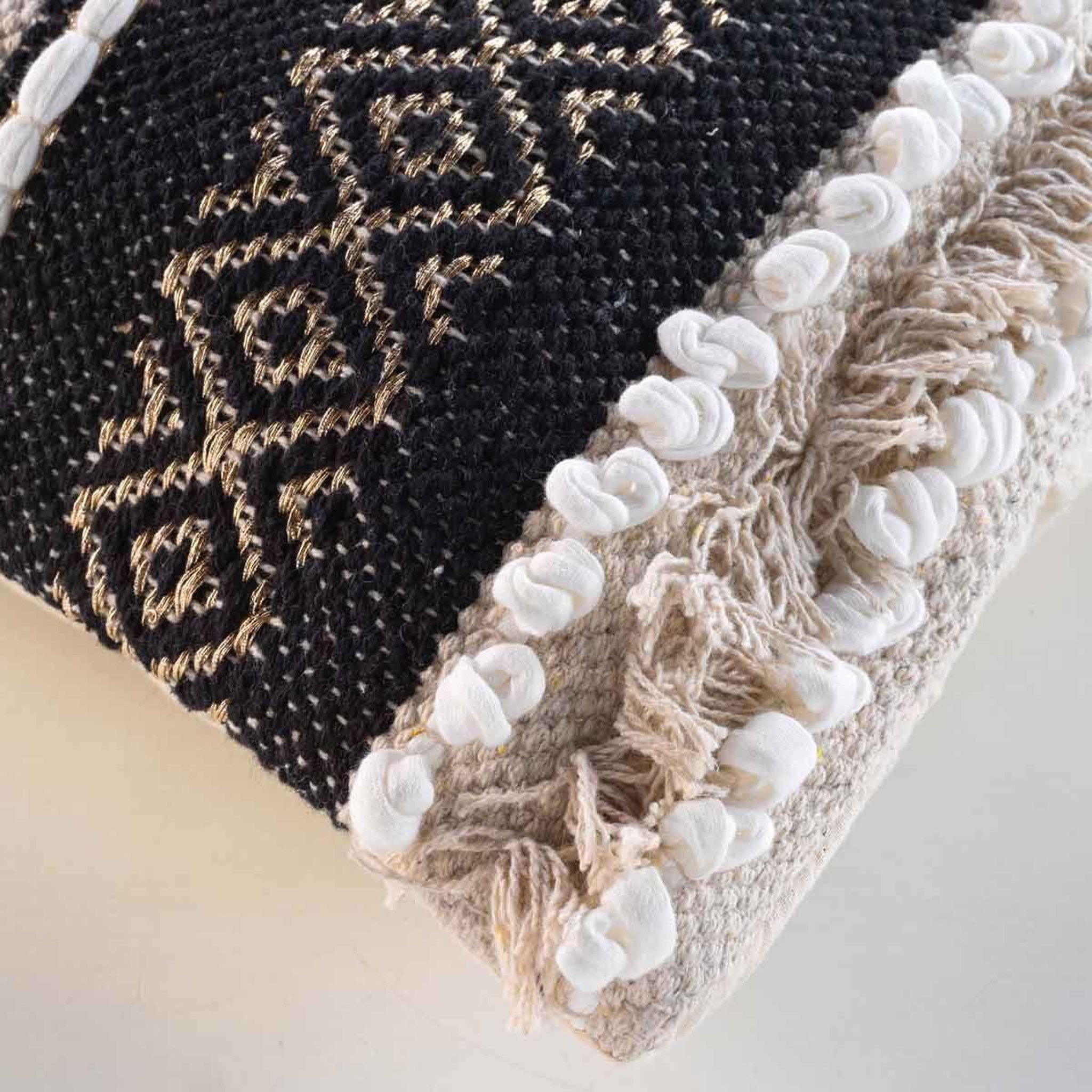 Voir la diapositive 2 : Douceur d'Intérieur Coussin déco  mirage  30x50cm naturel & noir