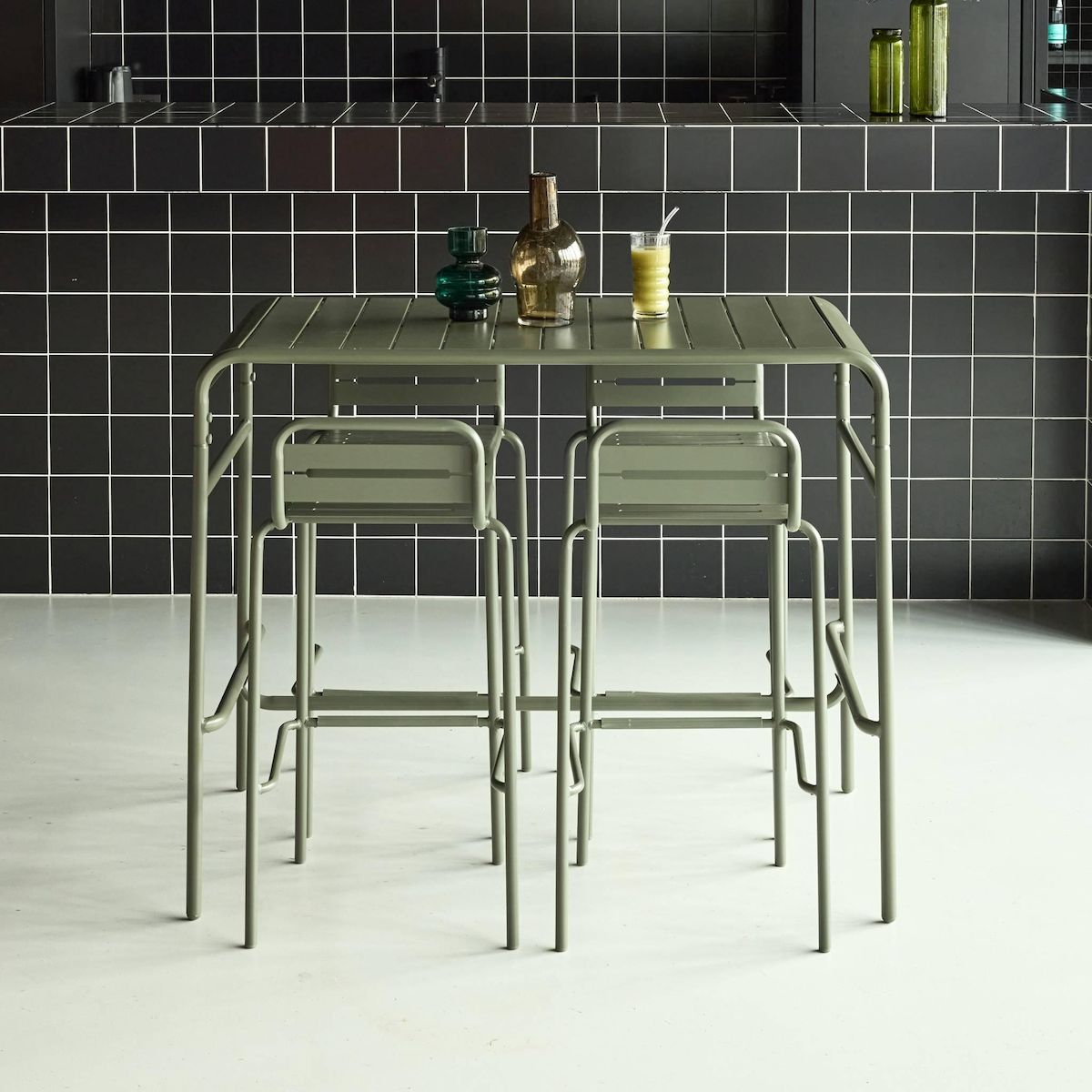 SWEEEK Table haute de jardin AMELIA, 4 chaises hautes en acier, 120 x 70cm x 95cm