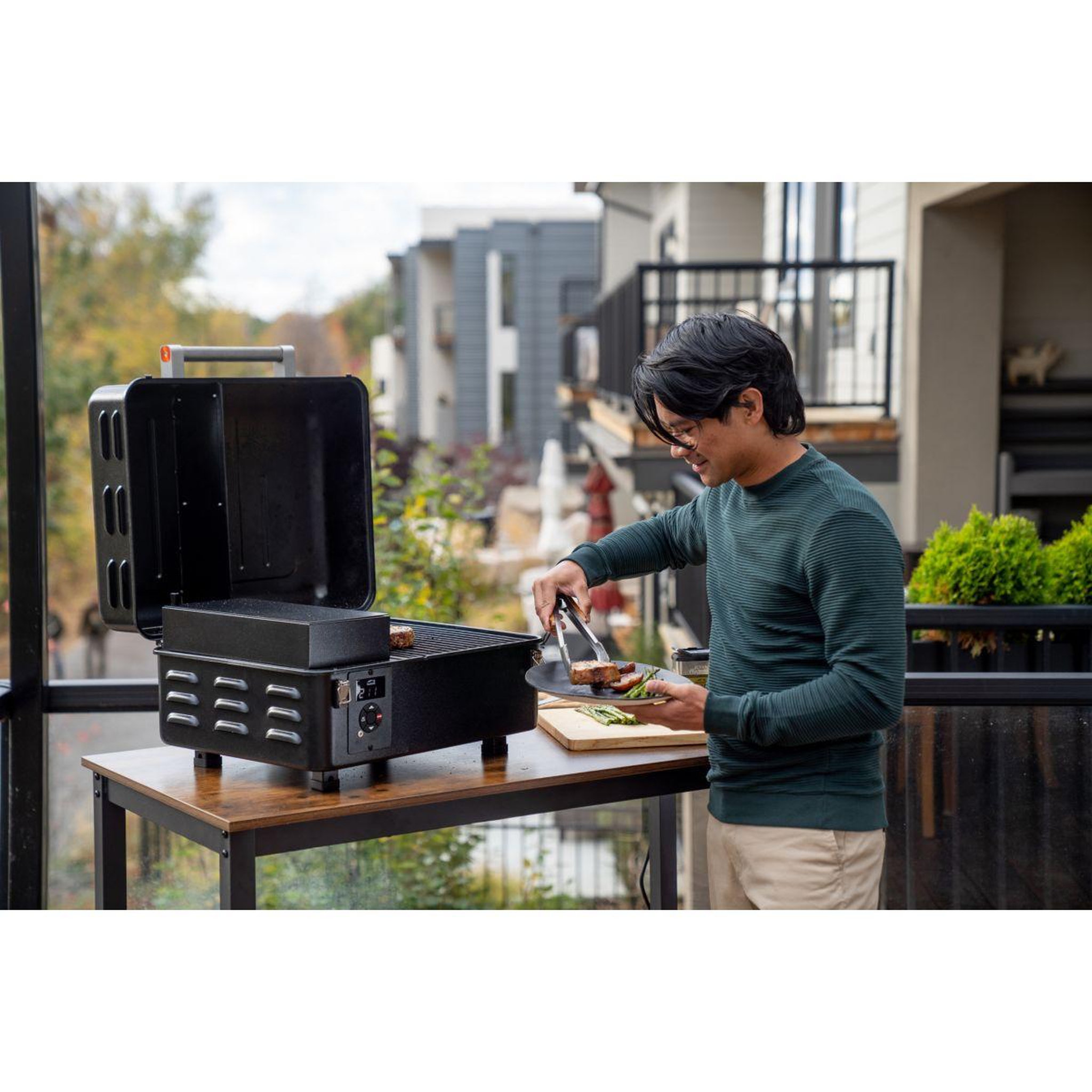Voir la diapositive 4 : TRAEGER Barbecue pellet Ranger TFT18KLDE noir à poser, 40x29 cm