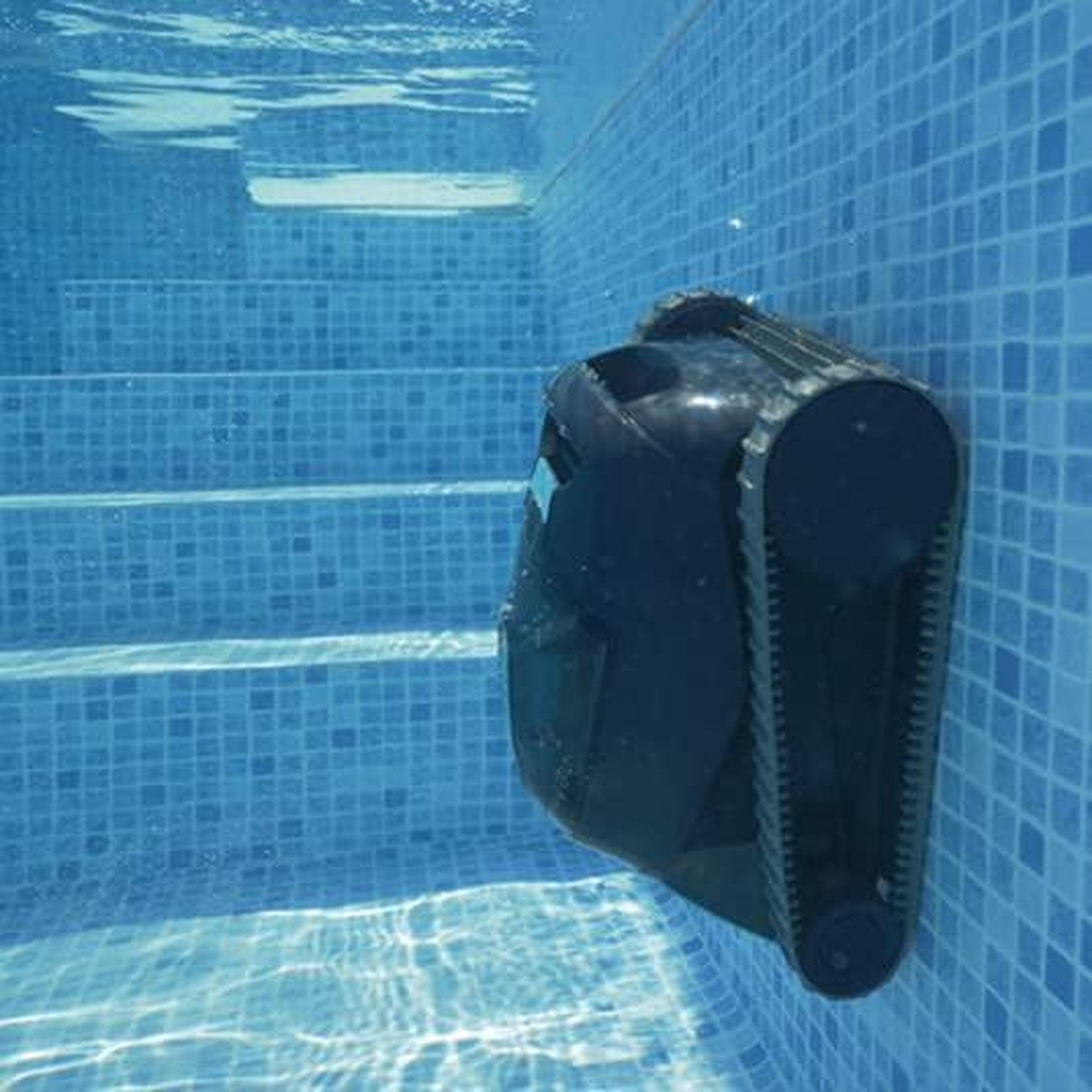 Voir la diapositive 5 : Dolphin Robot electrique de piscine sans fil connecté - fond, parois et ligne d'eau - liberty 400