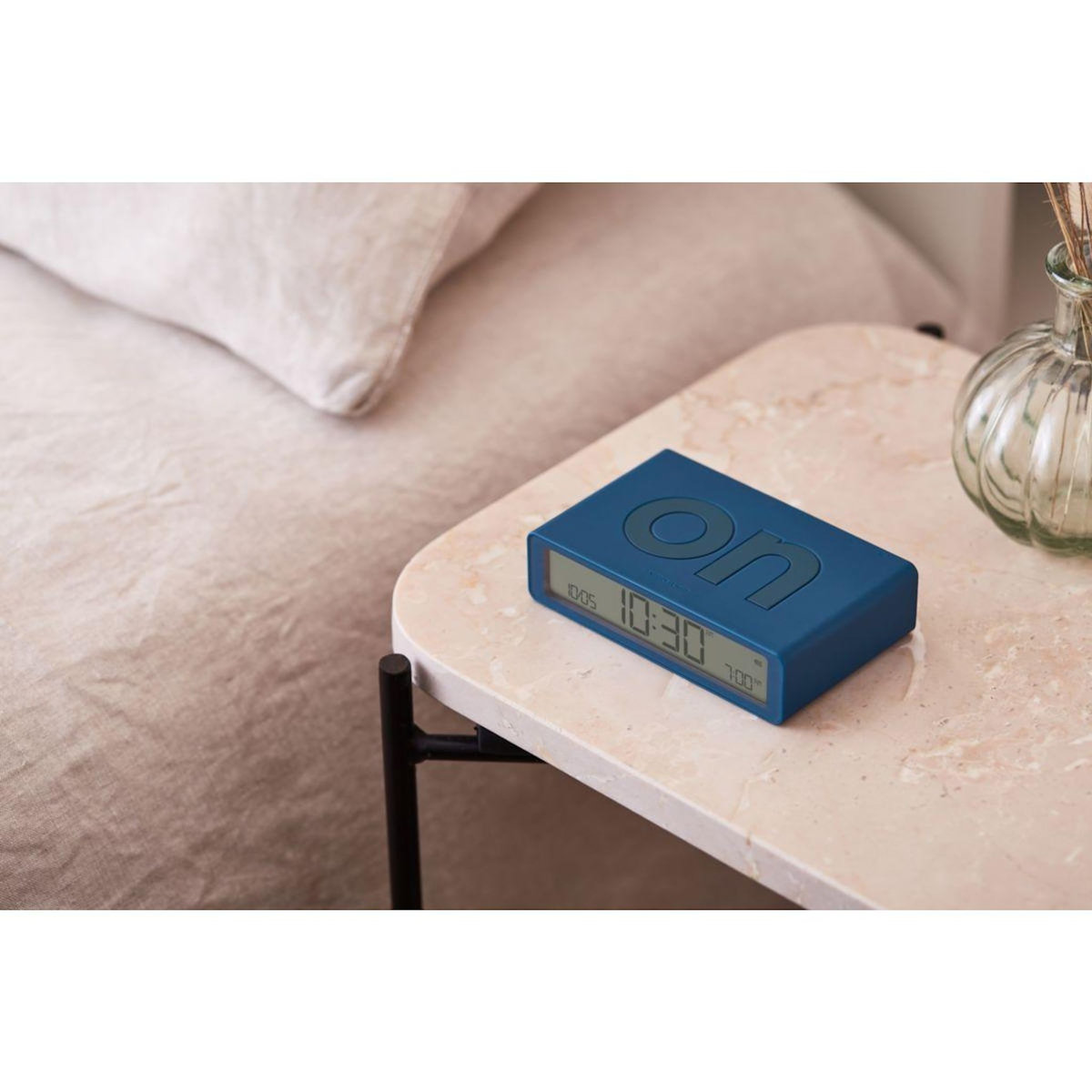 LEXON Réveil Flip Classic Rechargeable en USB-C Bleu