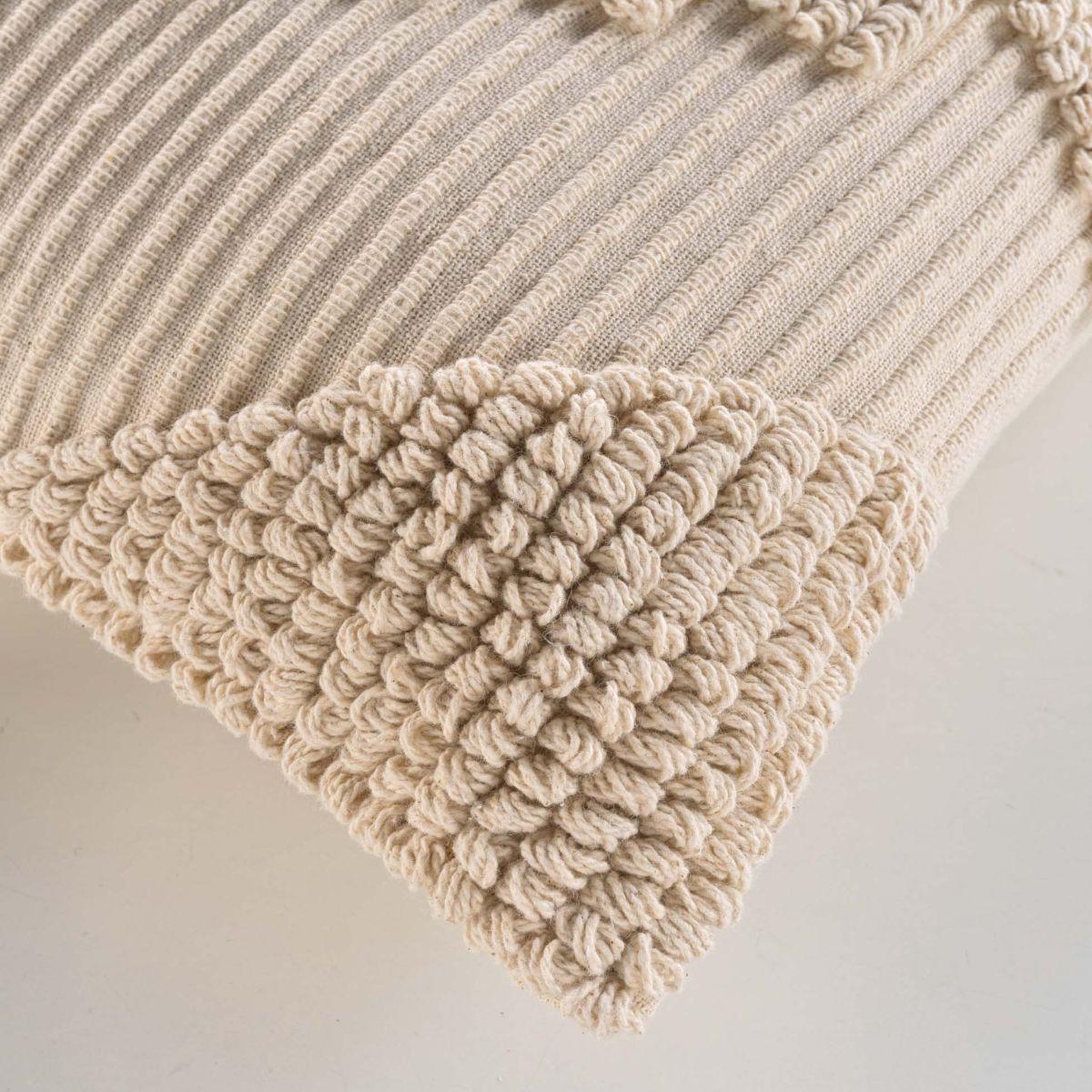Voir la diapositive 3 : Douceur d'Intérieur Coussin déco fantaisie  kamary  45x45cm naturel