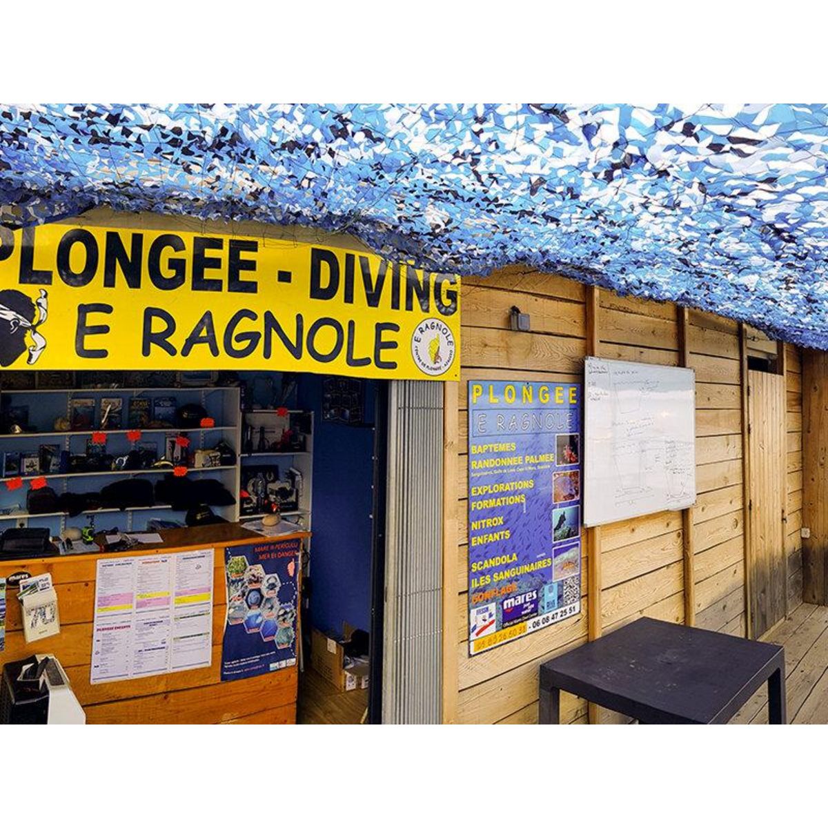 Smartbox Randonnée palmée snorkeling en famille avec verre de l'amitié au départ d'Ajaccio - Coffret Cadeau Sport & Aventure