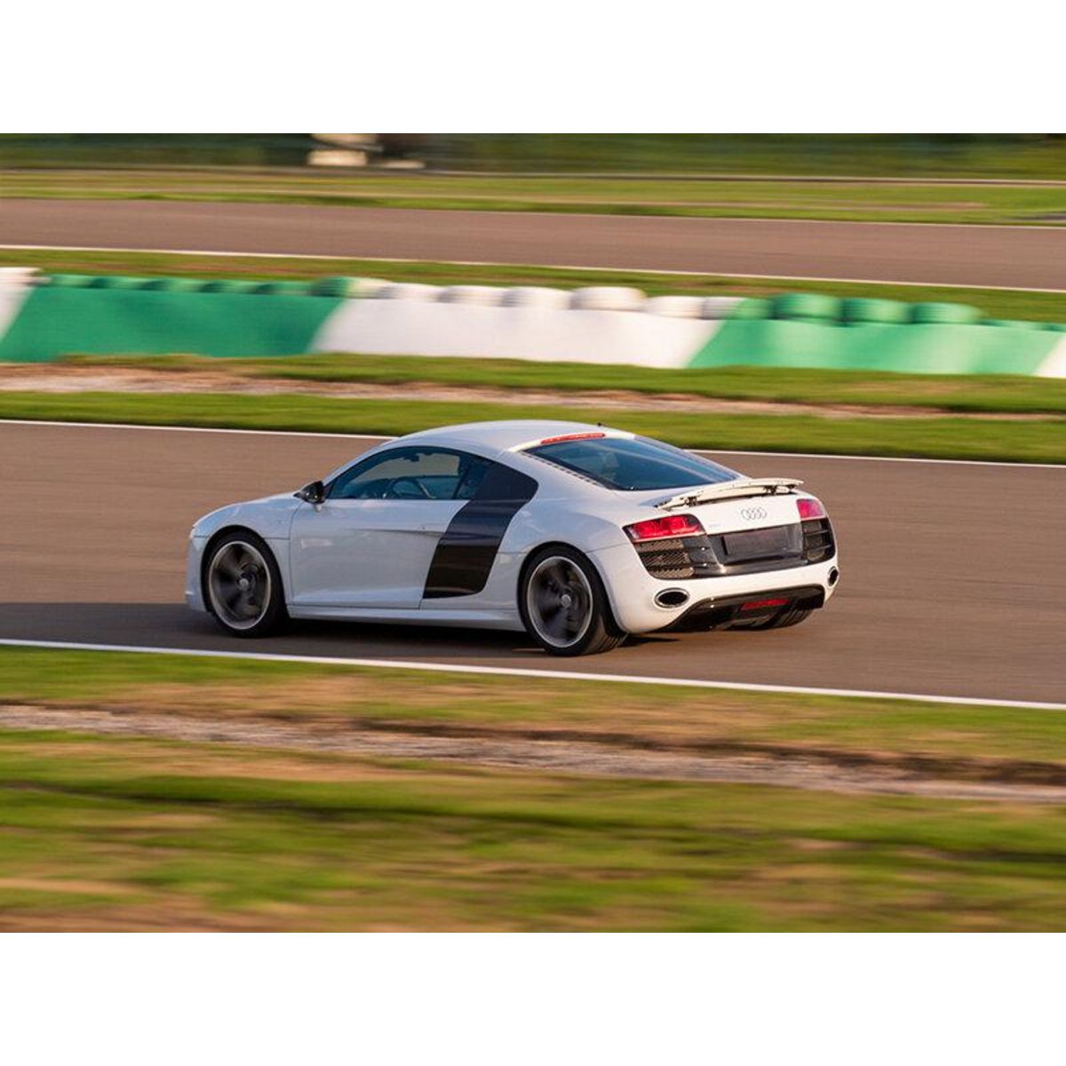 Smartbox Stage de pilotage multivolant : 2 tours en Audi et 2 tours en Ferrari 296 GTB sur le circuit de Magny-Cours - Coffret Cadeau Sport & Aventure