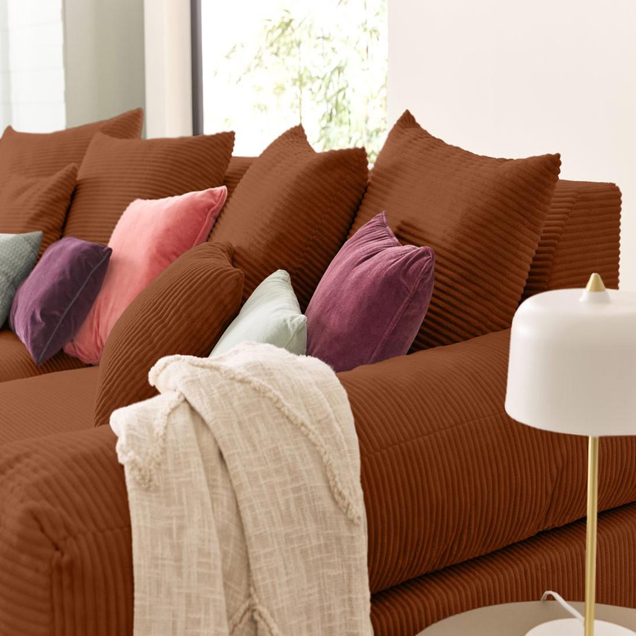 Voir la diapositive 3 : LISA DESIGN Aspen - canapé 4 places - assise profonde - velours côtelé