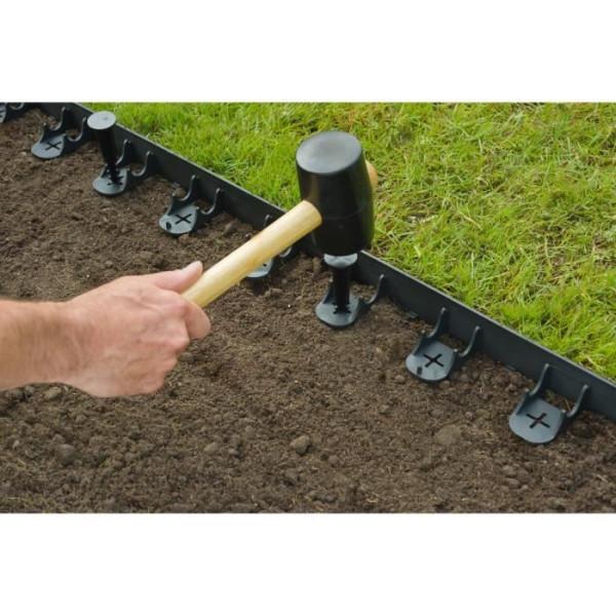 Voir la diapositive 5 : NATURE NATURE Bordure a gazon en polypropylene et polyéthylene - 16 ancres - H 4,5 x (4 x L100) cm - Noir