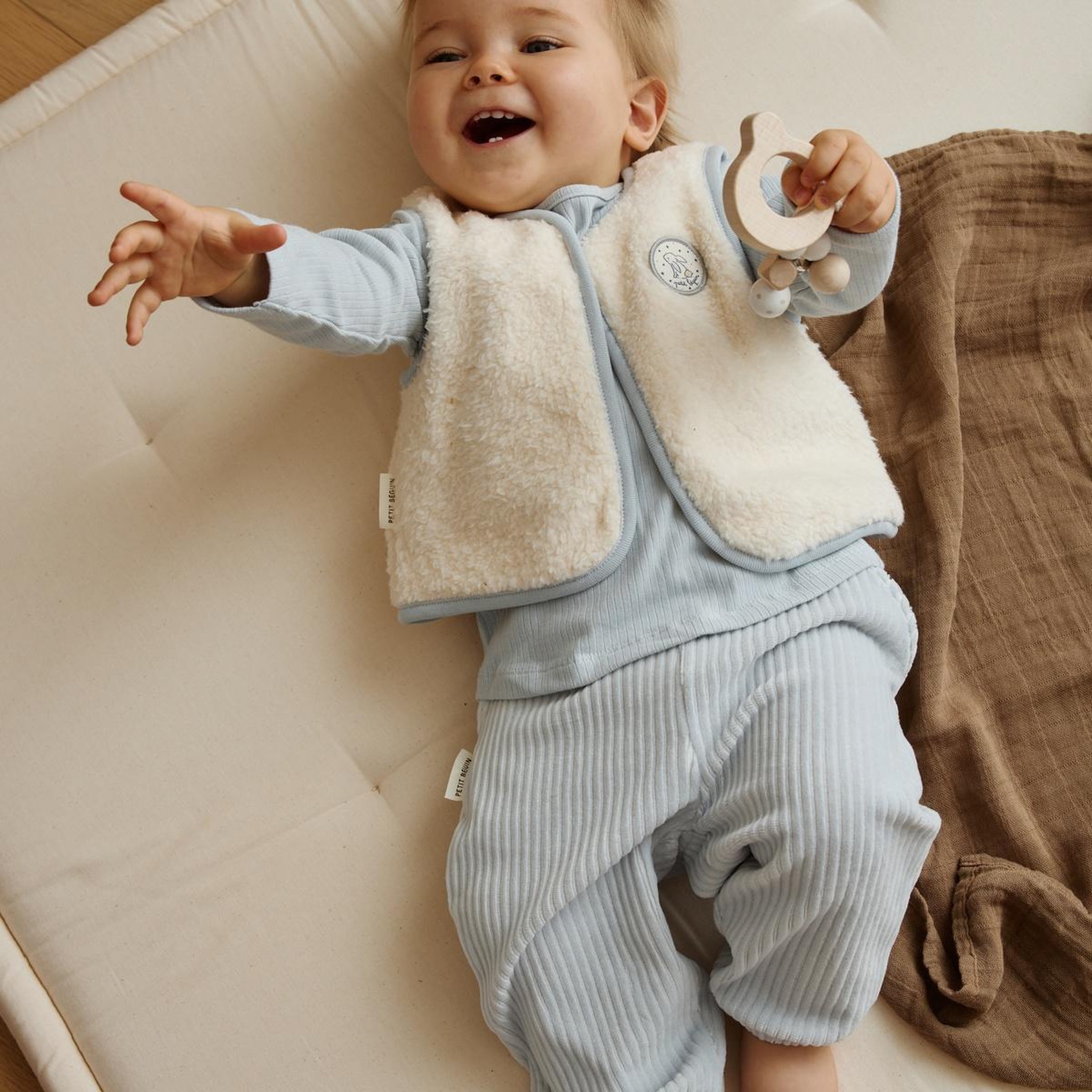 Voir la diapositive 5 : PETIT BEGUIN Veste sans manches bébé en sherpa voix lactée