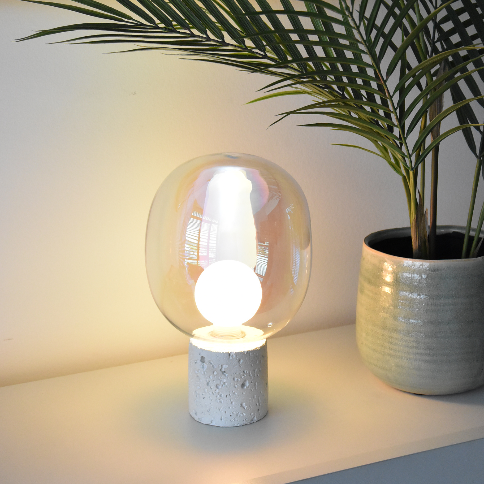 Voir la diapositive 5 : MAISON PAVANE Lampe à poser en verre irisé et béton blanc H24 cm-Bulle