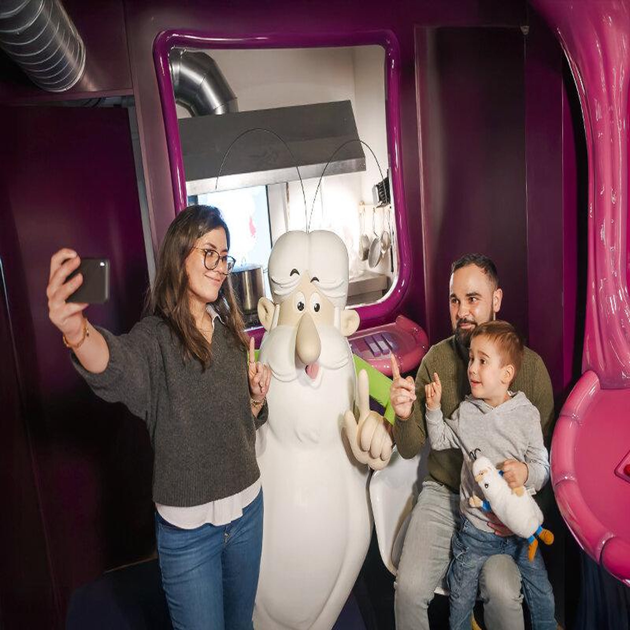 Voir la diapositive 5 : Smartbox Sortie en famille à Paris en 2026 : billets pour 2 adultes et 2 enfants au musée Grévin - Coffret Cadeau Multi-thèmes
