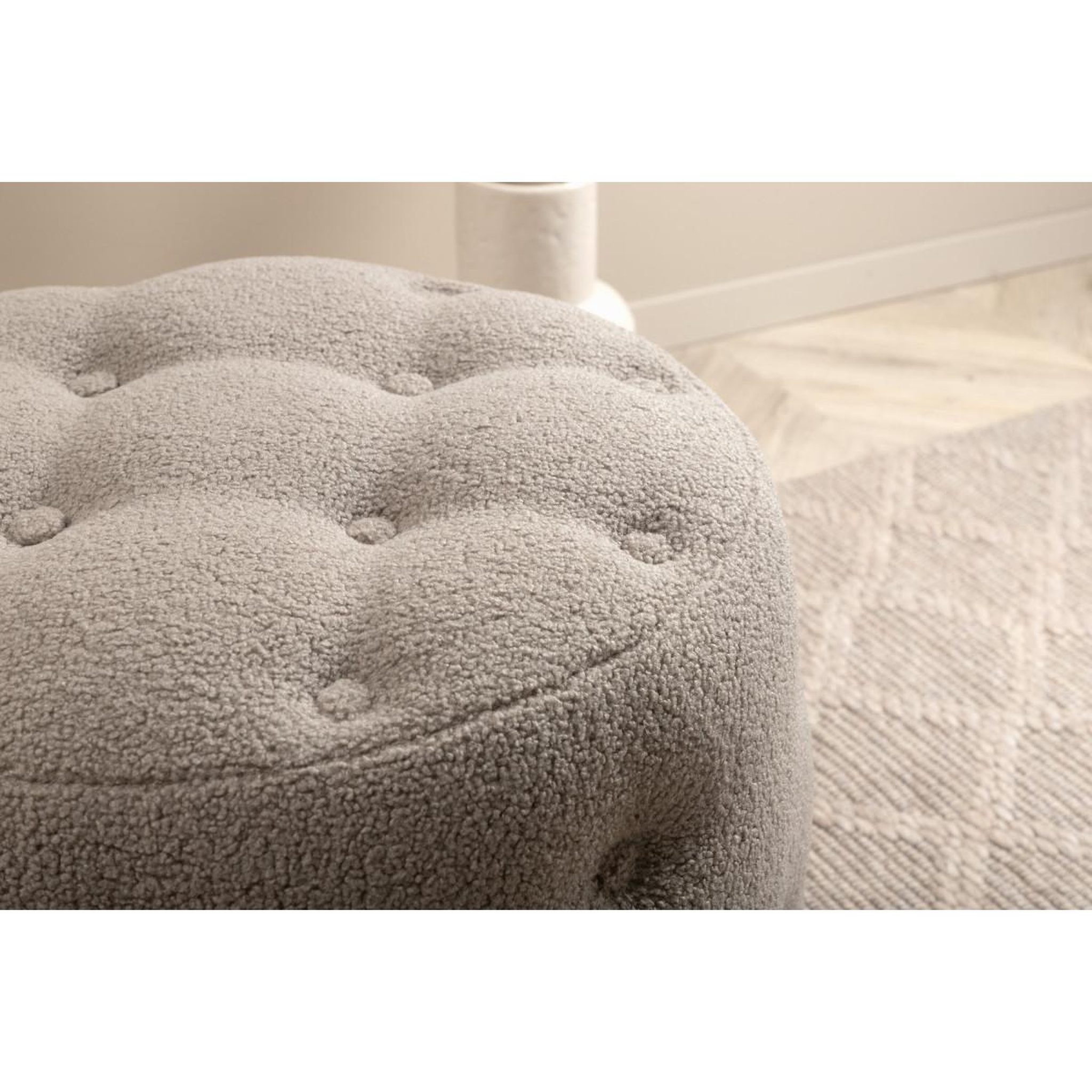 Voir la diapositive 5 : Paris Prix Pouf capitonné tissu bouclette  benjamin  55cm grège